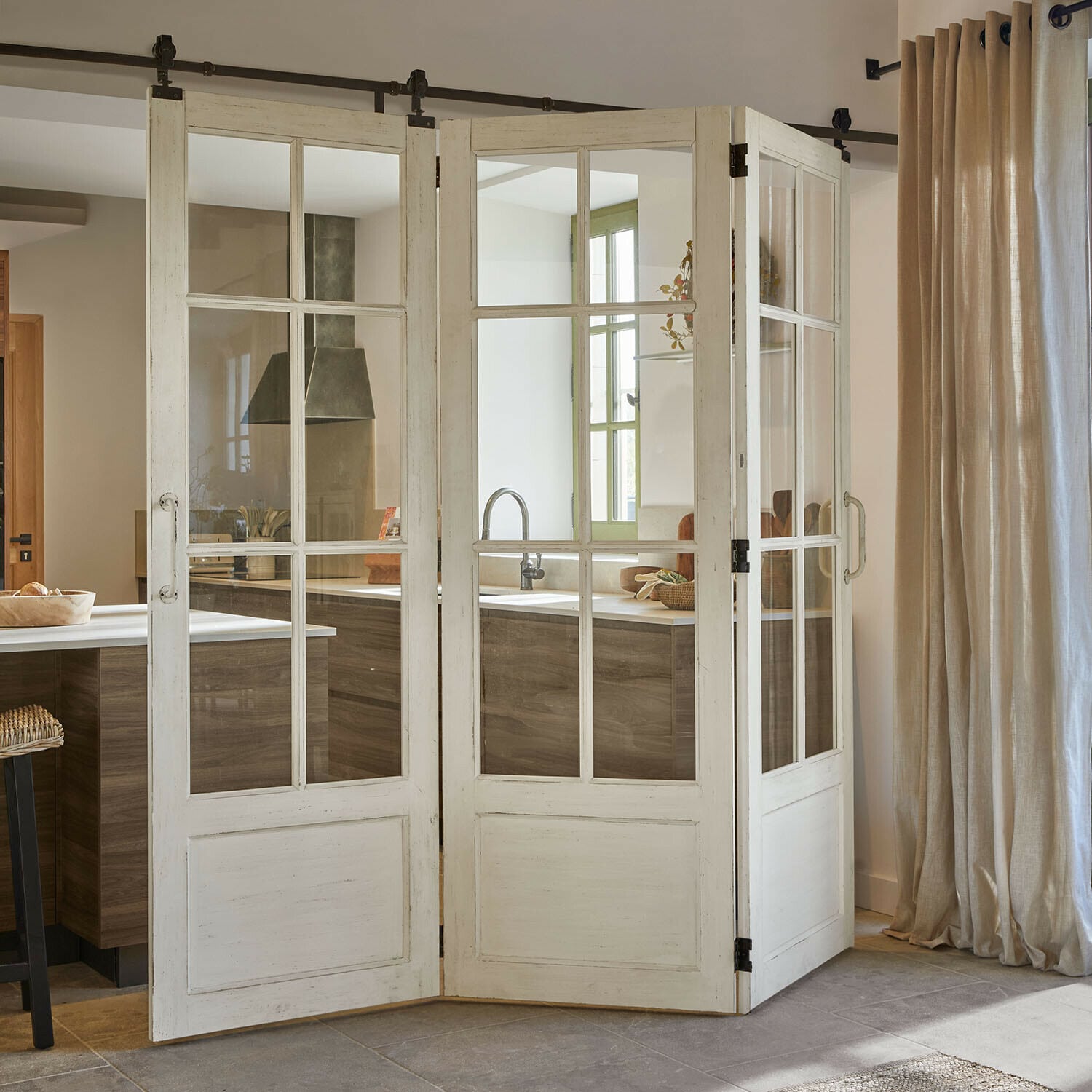 Faltschiebetür Salivonne Weißer Holzraumteiler mit Fenstereinsätzen im Vintage-Stil zur Abtrennung der Küche, dekorativ und funktional
