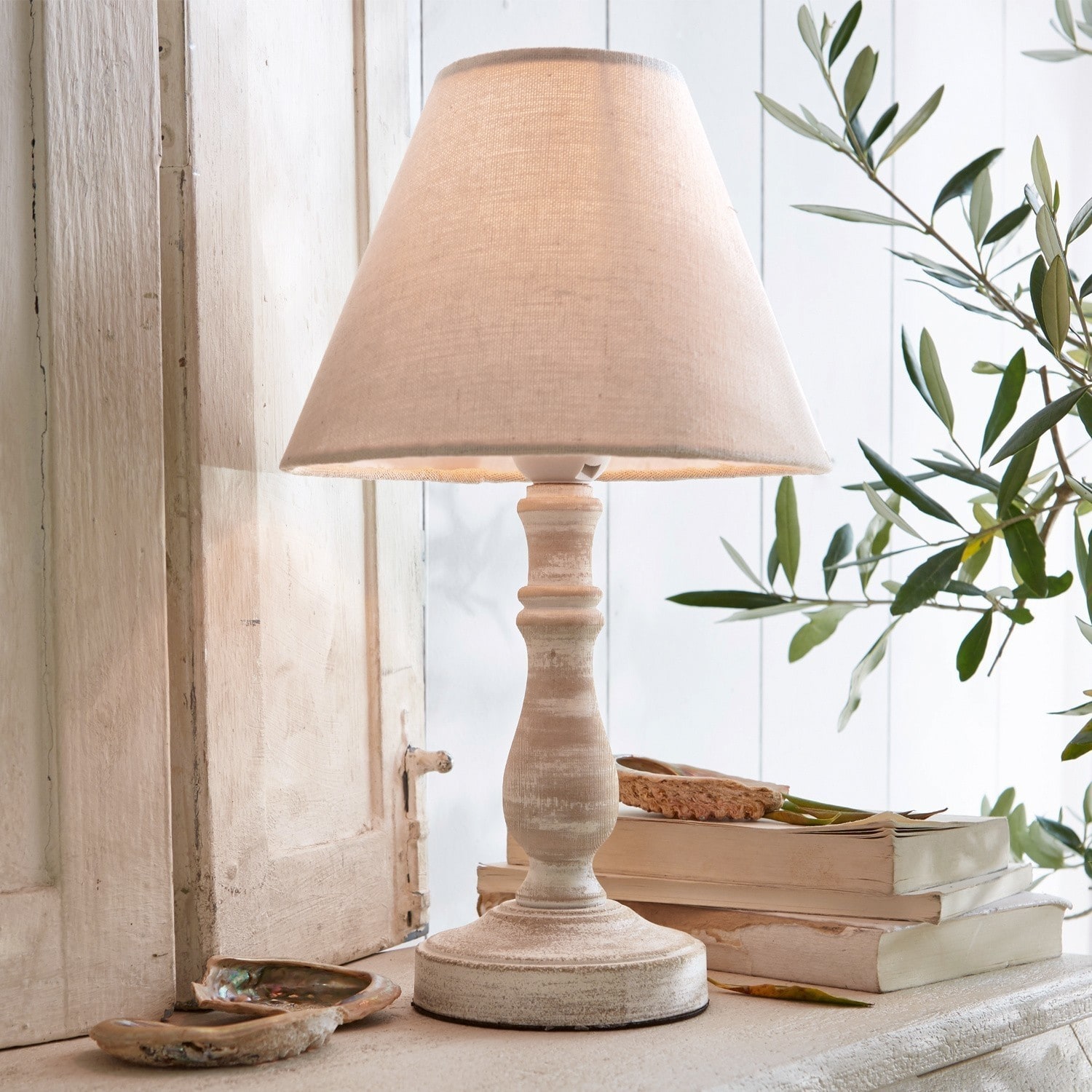 Tischlampe Kayenta Tischlampe aus weißem Holz mit beigem Lampenschirm, dekorative Wohnzimmerbeleuchtung