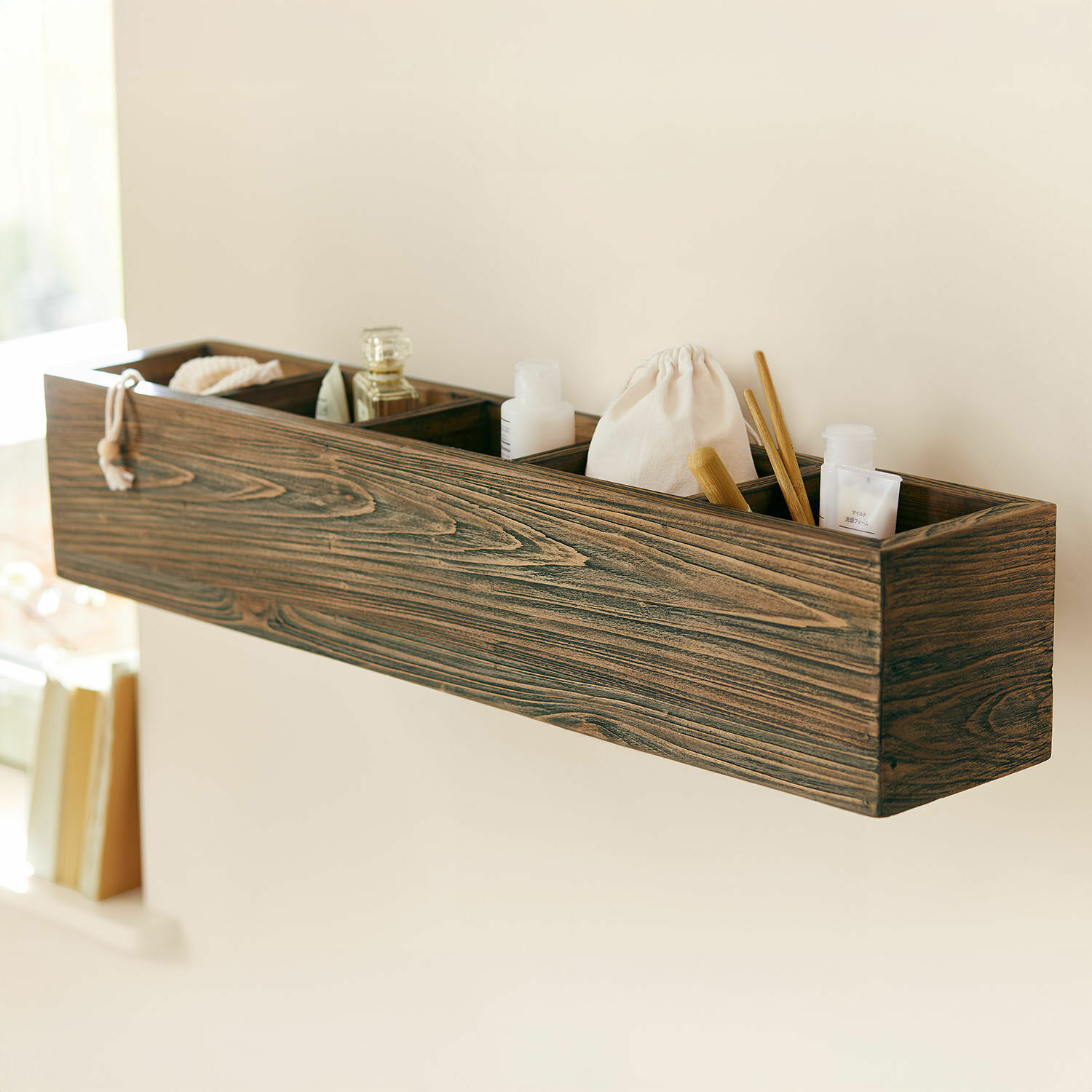 Wandregal Katelac Dunkle Holz-Wandablage mit Fächern zur Aufbewahrung von Kosmetik und Badezimmerzubehör