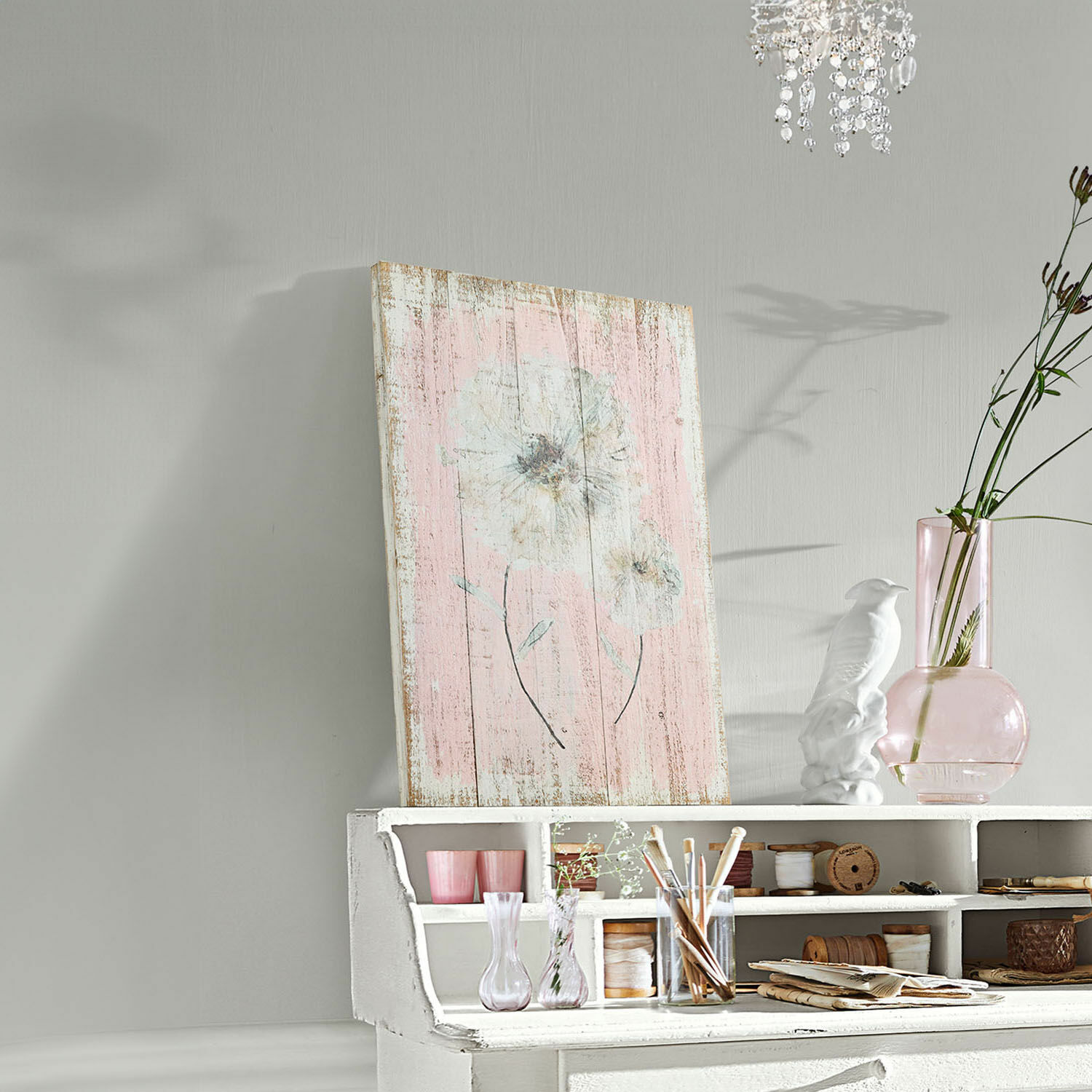 Dekoboard Lumeron Holzbild mit floralem Motiv in Pastellrosa und Weiß, stilvolle Wanddekoration.