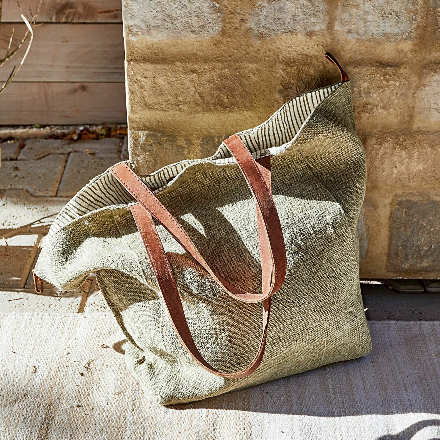 Tasche Soleil Grüne Stofftasche mit braunen Ledergriffen, praktische und stilvolle Tragetasche für den Alltag