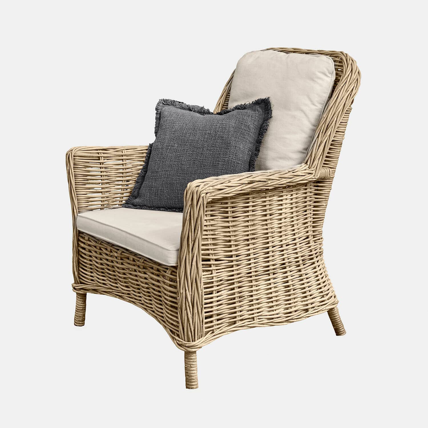 Sessel Travenne Rattansessel mit cremefarbenen Polstern und dunkelgrauem Dekokissen für Wohnzimmer