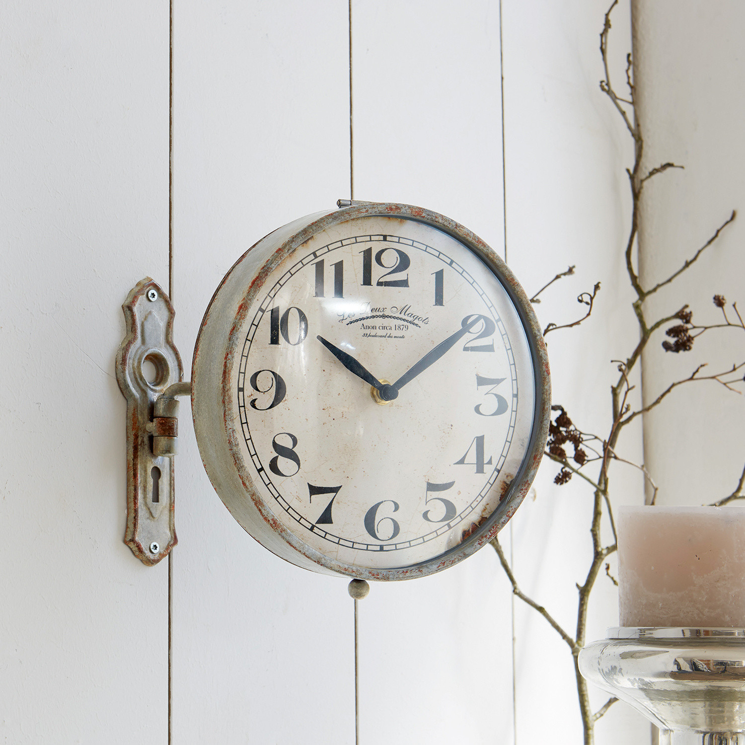 Uhr Adama Vintage Wanduhr aus Metall in Grau mit schwarzen Zahlen, dekorativer Retro-Stil für Innenräume