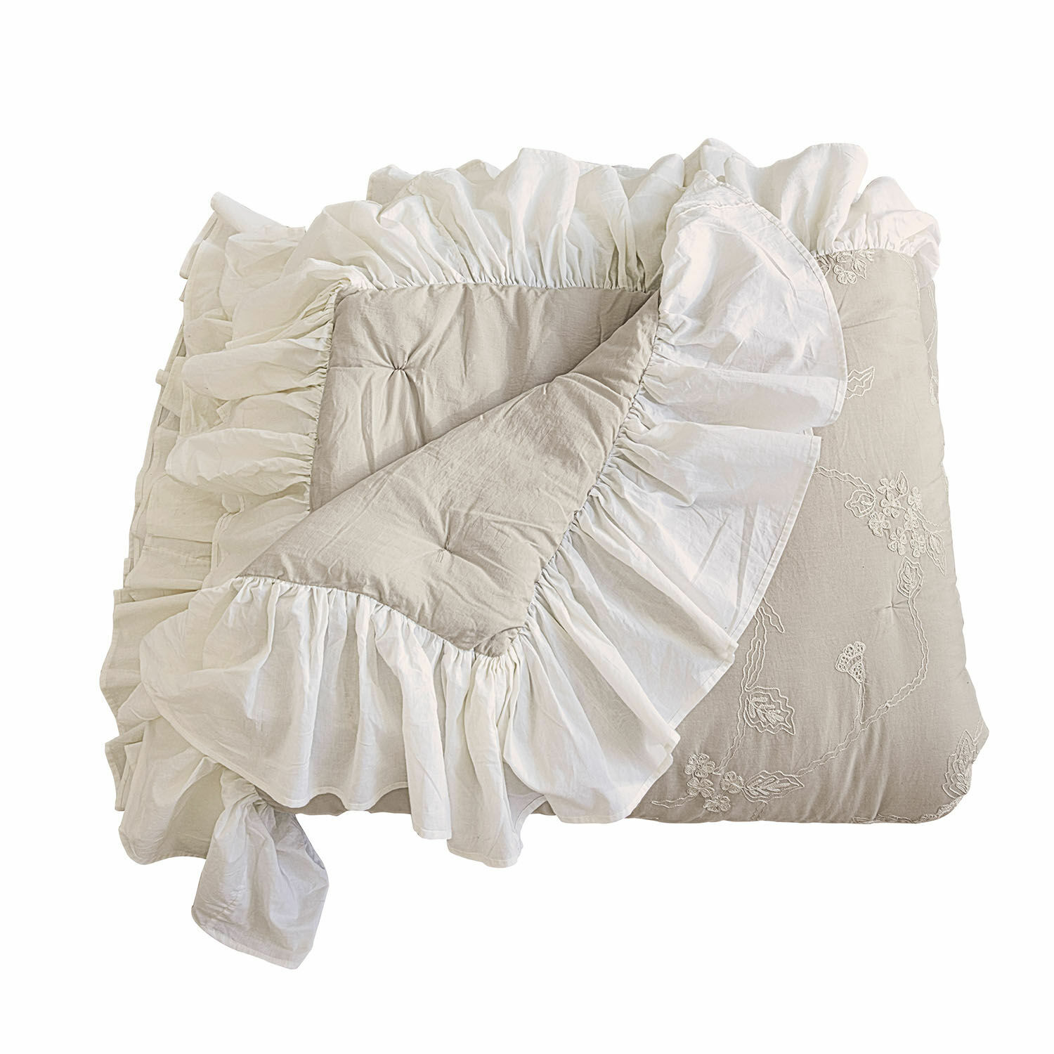 Quilt Clarissa Beige Baumwollbettdecke mit weißem Volant und Stickerei, dekorative Bettwäsche