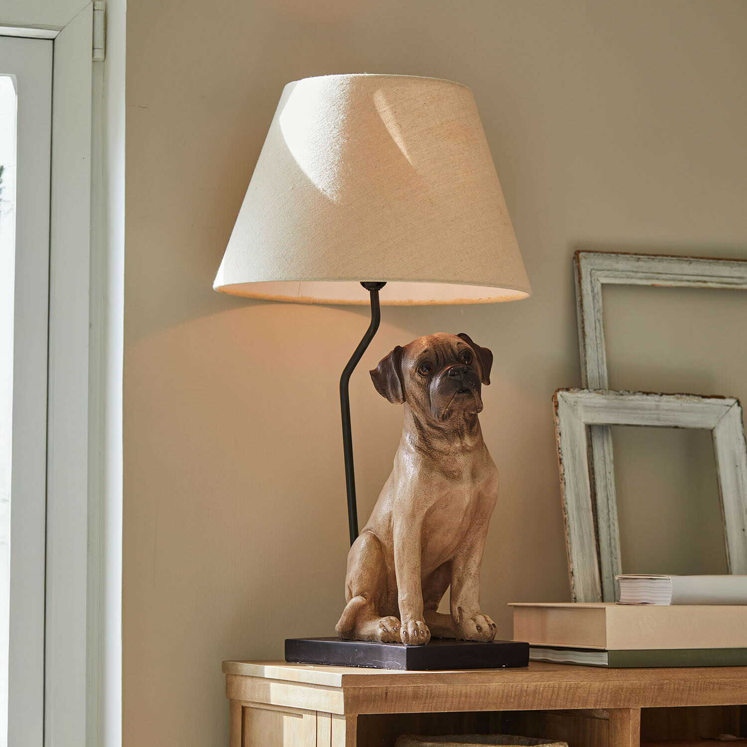 Tischlampe Amélura Tischlampe mit beigem Lampenschirm und brauner Hundefigur als Sockel, Wohnaccessoire