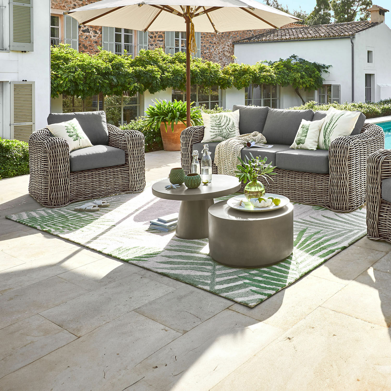 In- & Outdoor-Teppich Marly Gartenmöbel-Set aus grauem Rattan mit Polstern und Sonnenschirm, modernes Design für Terrasse
