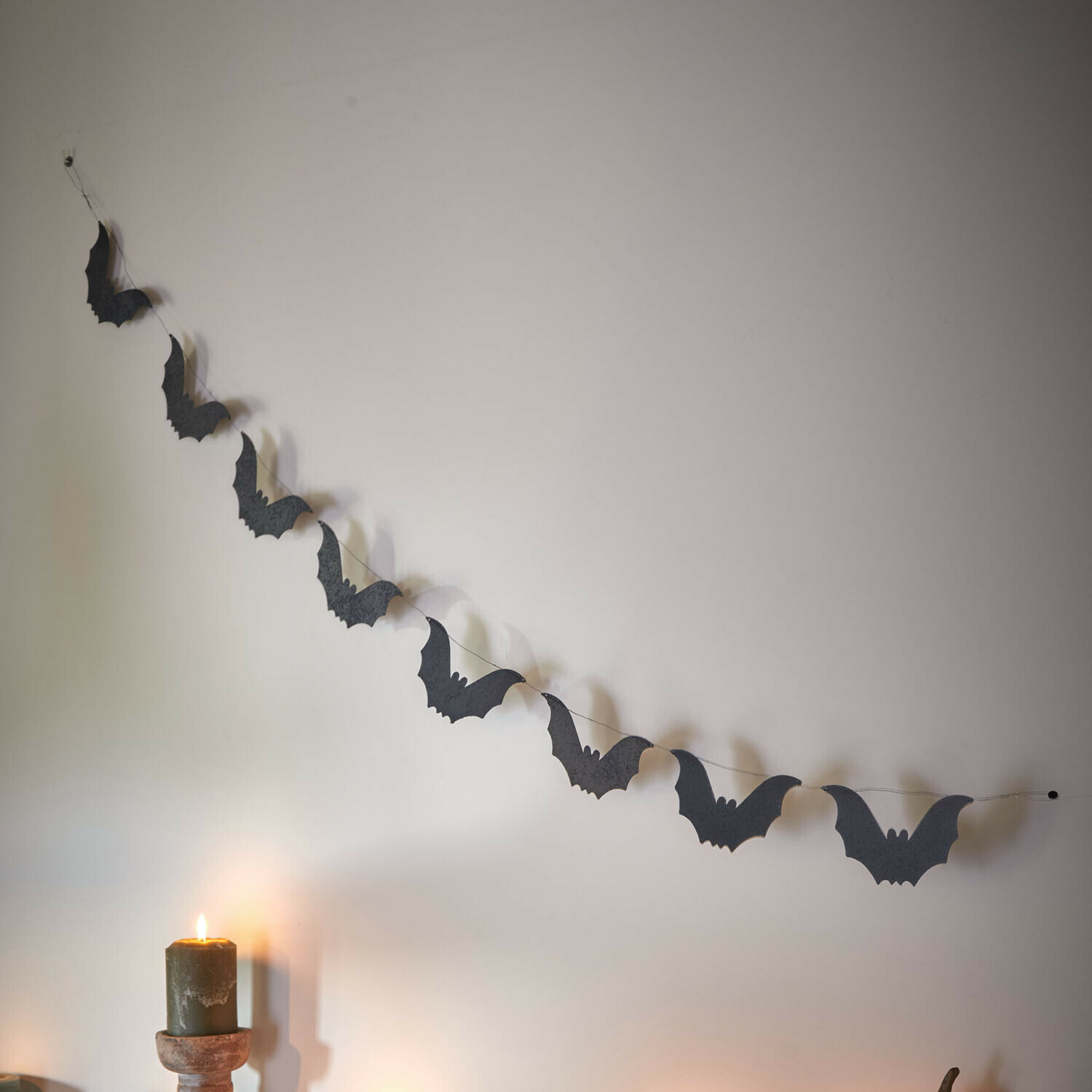Girlande Dernivon Girlande aus schwarzen Papierfledermäusen an der Wand mit dekorativen Kerzen und Kürbissen auf dem Kaminsims
