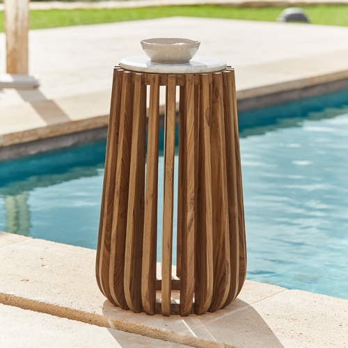 Beistelltisch aus Teakholz mit weißer Marmorplatte, ideal für Garten und Poolbereich