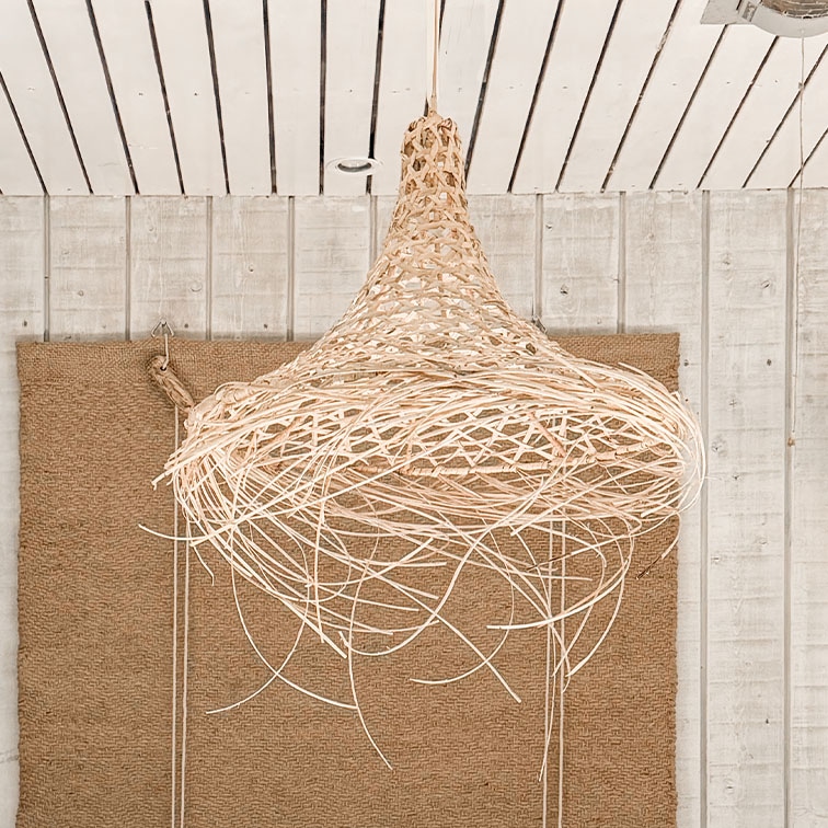Hängelampe aus hellem geflochtenem Rattan mit organischem Design für natürliche Raumgestaltung