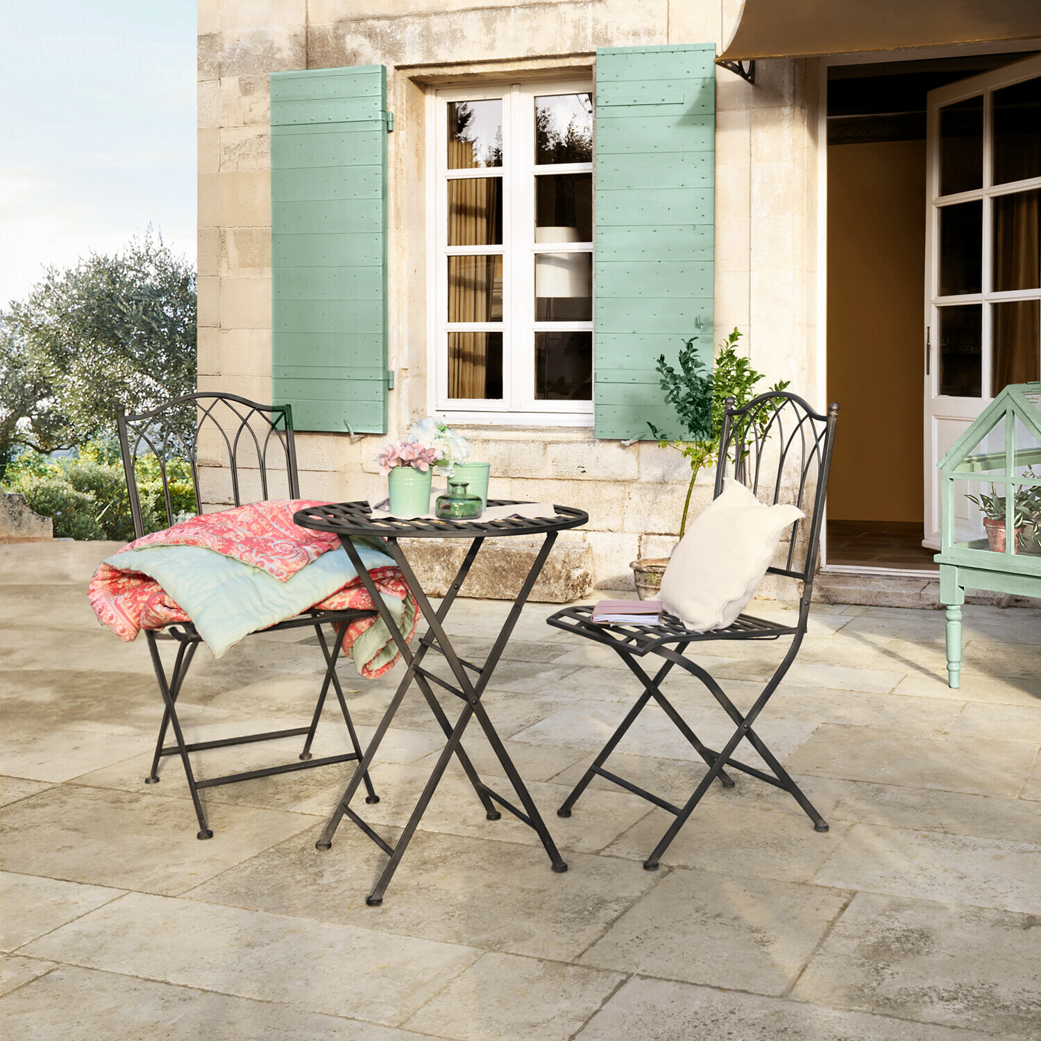 Sitzgruppe Brignoles Schwarzes Metall-Gartenmöbel-Set mit zwei Stühlen und rundem Tisch auf der Terrasse