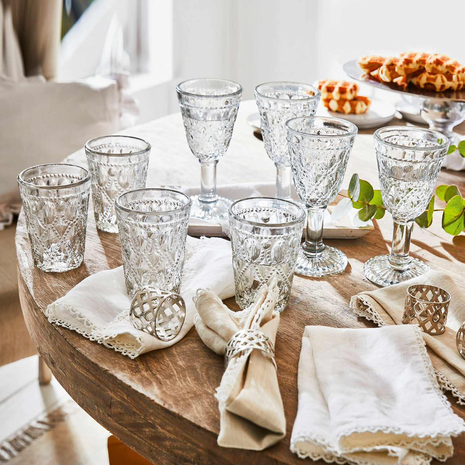 Glas 8er Set Vérane Set aus klaren Gläsern und Weingläsern mit dekorativem Muster auf Holztisch mit Servietten