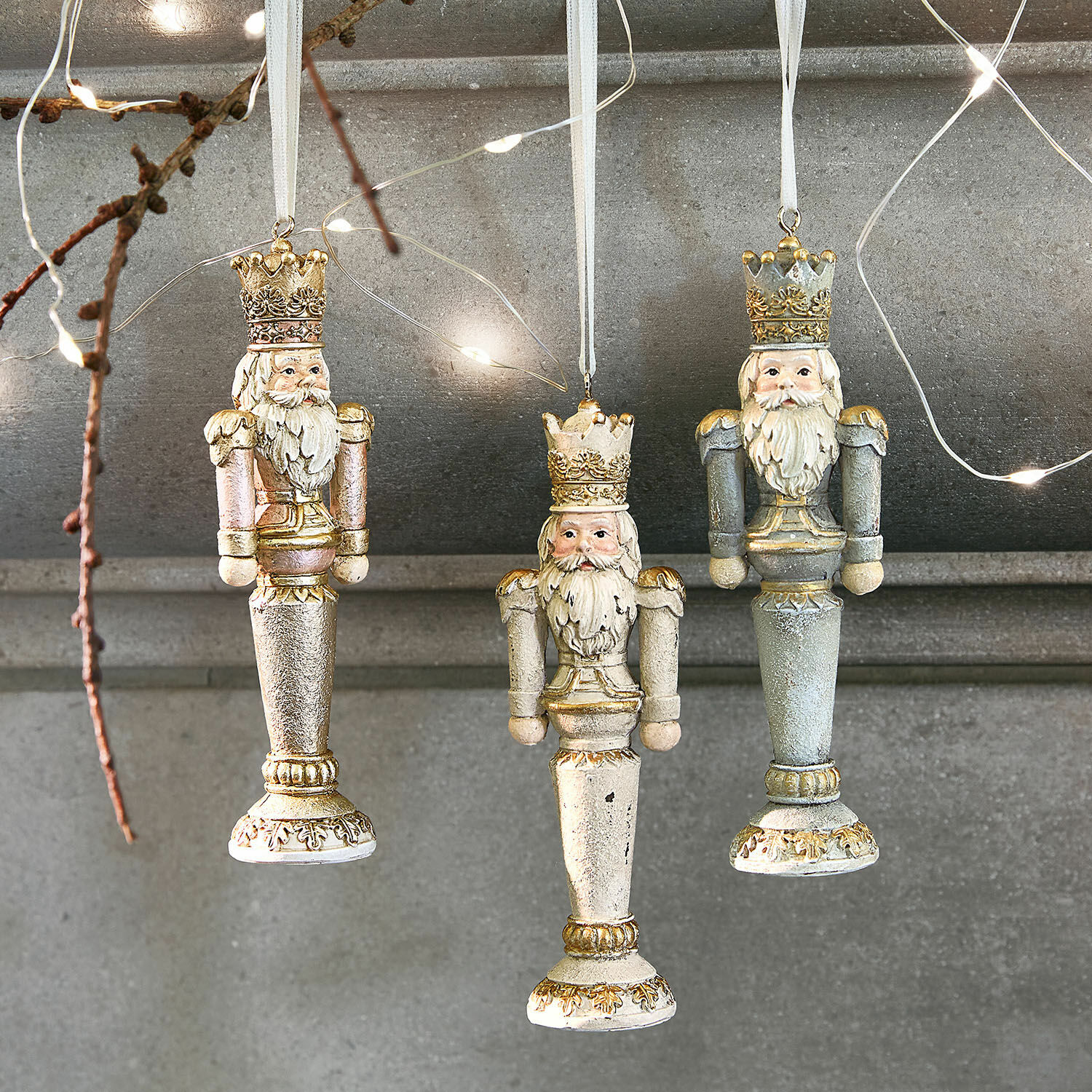 Anhänger 3er Set Niquel Set aus drei Nussknacker-Anhängern in Pastellfarben mit goldenen Details für Weihnachten