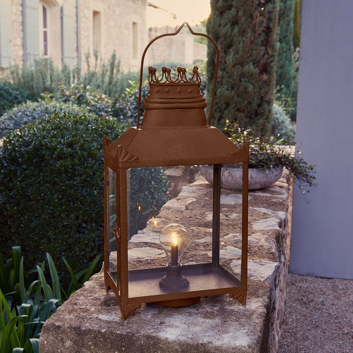 Rustikale Gartenlaterne aus rostigem Metall mit klarem Glas und LED-Leuchte