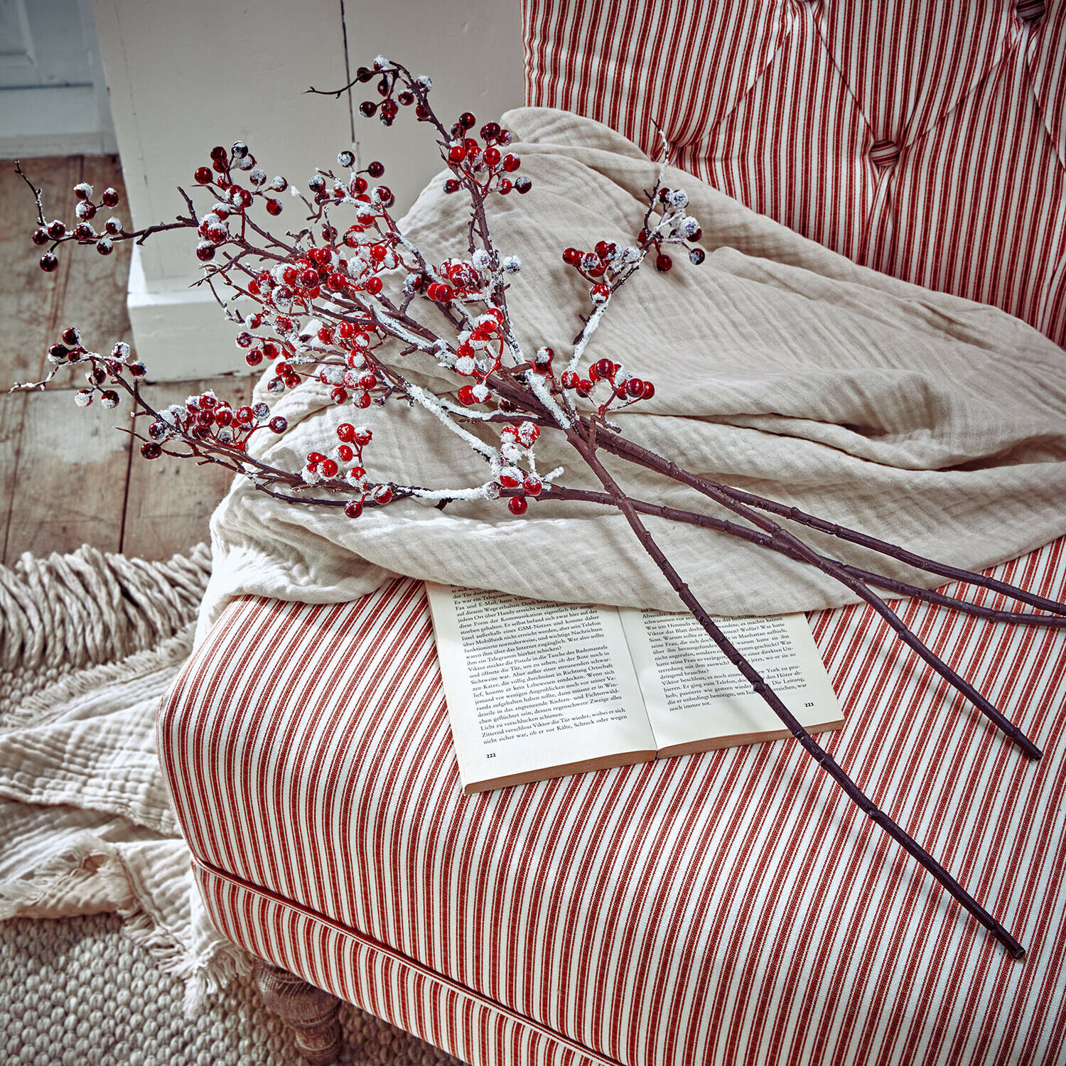 Deko-Zweig 4er Set Seravas Dekorative Zweige mit roten Beeren und Schnee-Effekt auf rot-weiß gestreiftem Sessel mit Buch