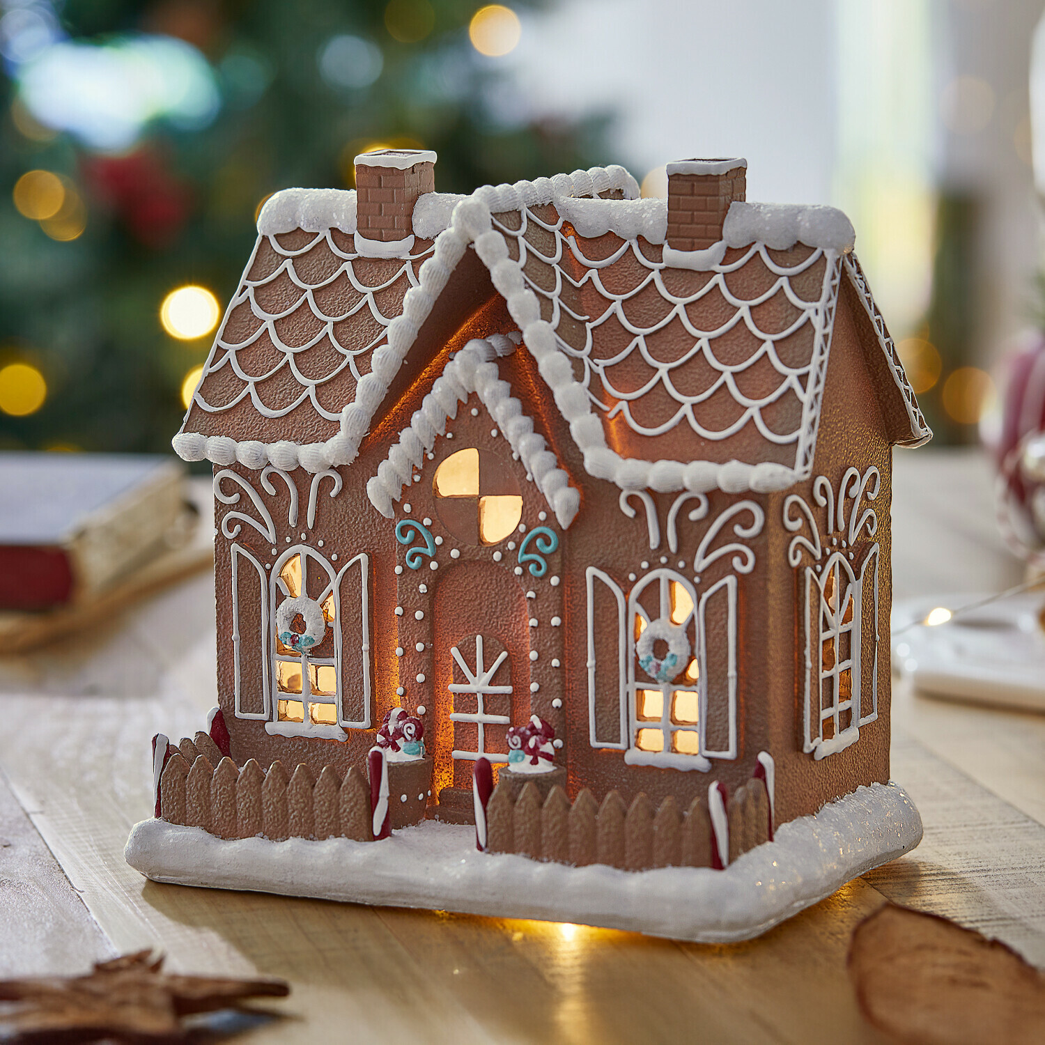 LED-Dekohaus Listras Dekoratives Lebkuchenhaus mit Beleuchtung, braun mit weißem Zuckerguss, festliche Tischdekoration