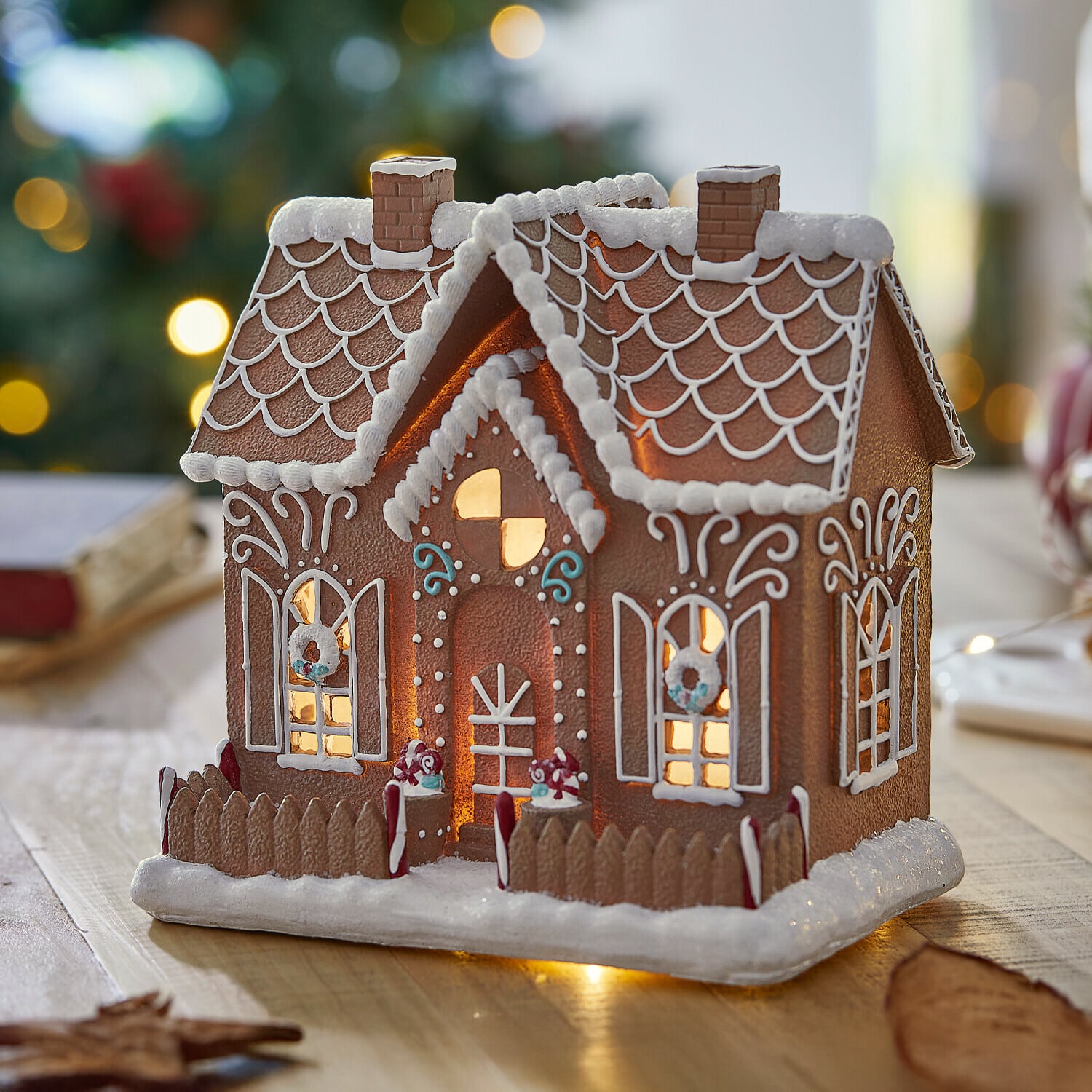 LED-Dekohaus Listras Dekoratives Lebkuchenhaus mit Beleuchtung, braun mit weißem Zuckerguss, festliche Tischdekoration