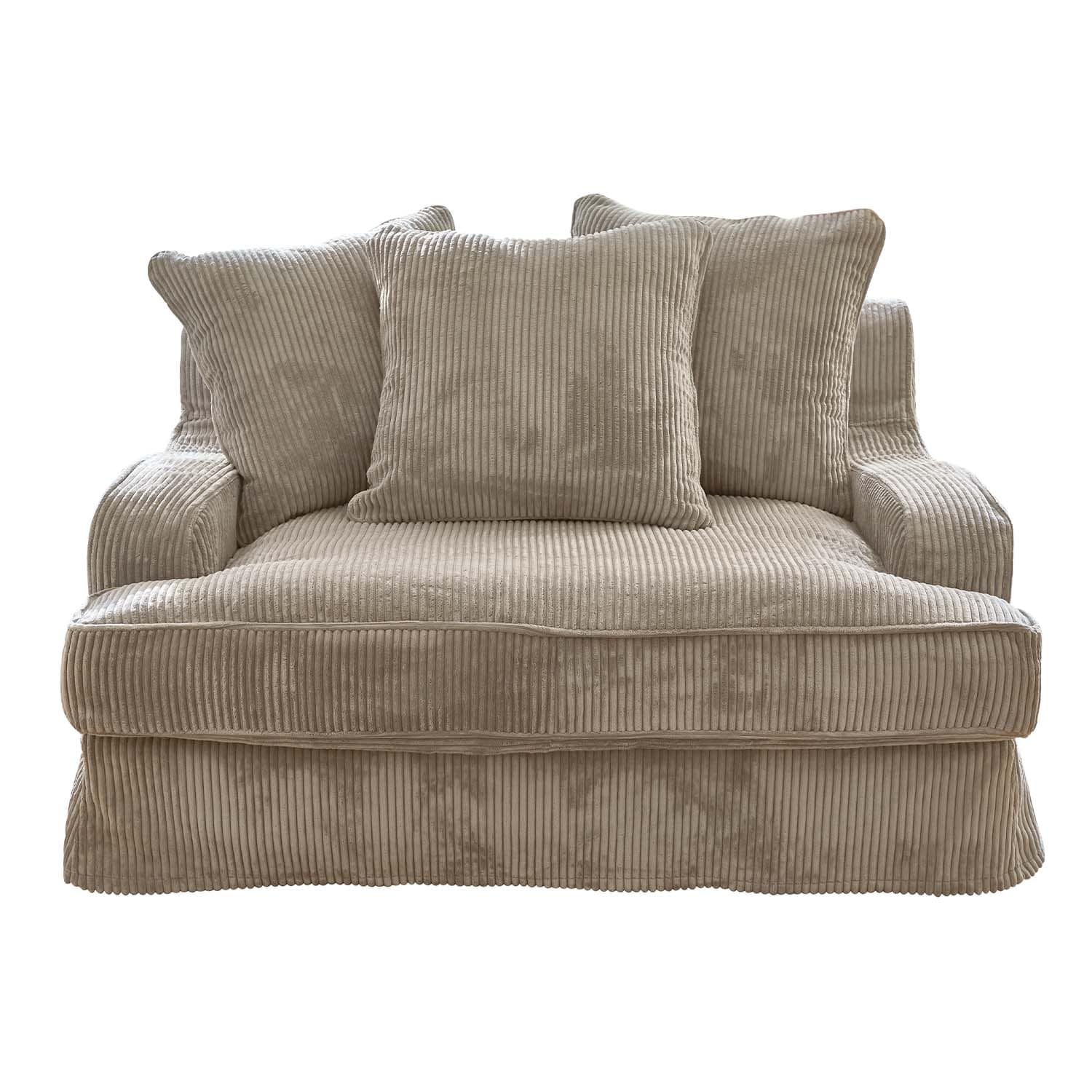 Beiges Cord-Sofa mit drei Kissen aus weichem Material, gemütlich für Wohnzimmer