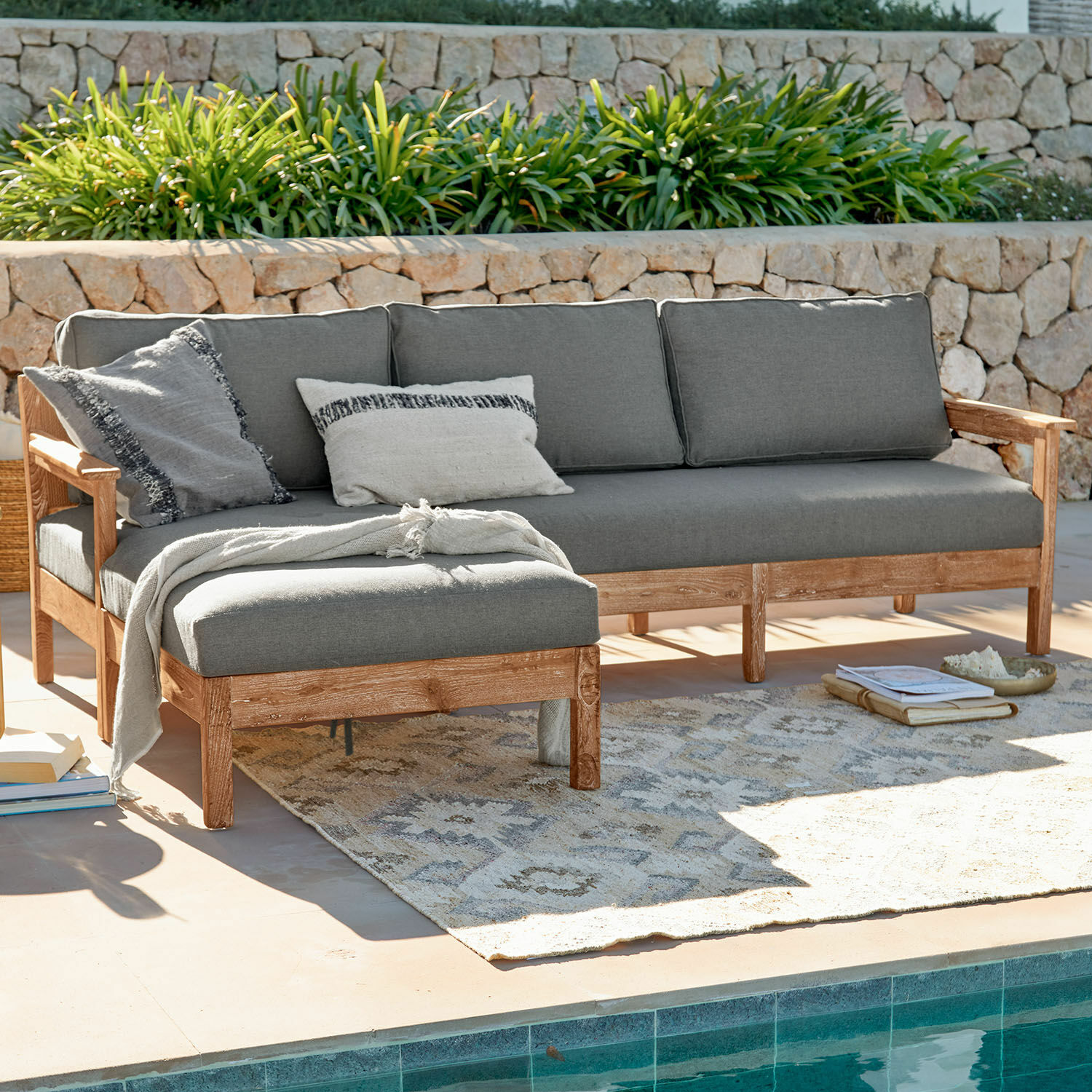 Sofa Pendlewick Graues Ecksofa mit Holzrahmen auf Terrasse am Pool mit Kissen und Decke