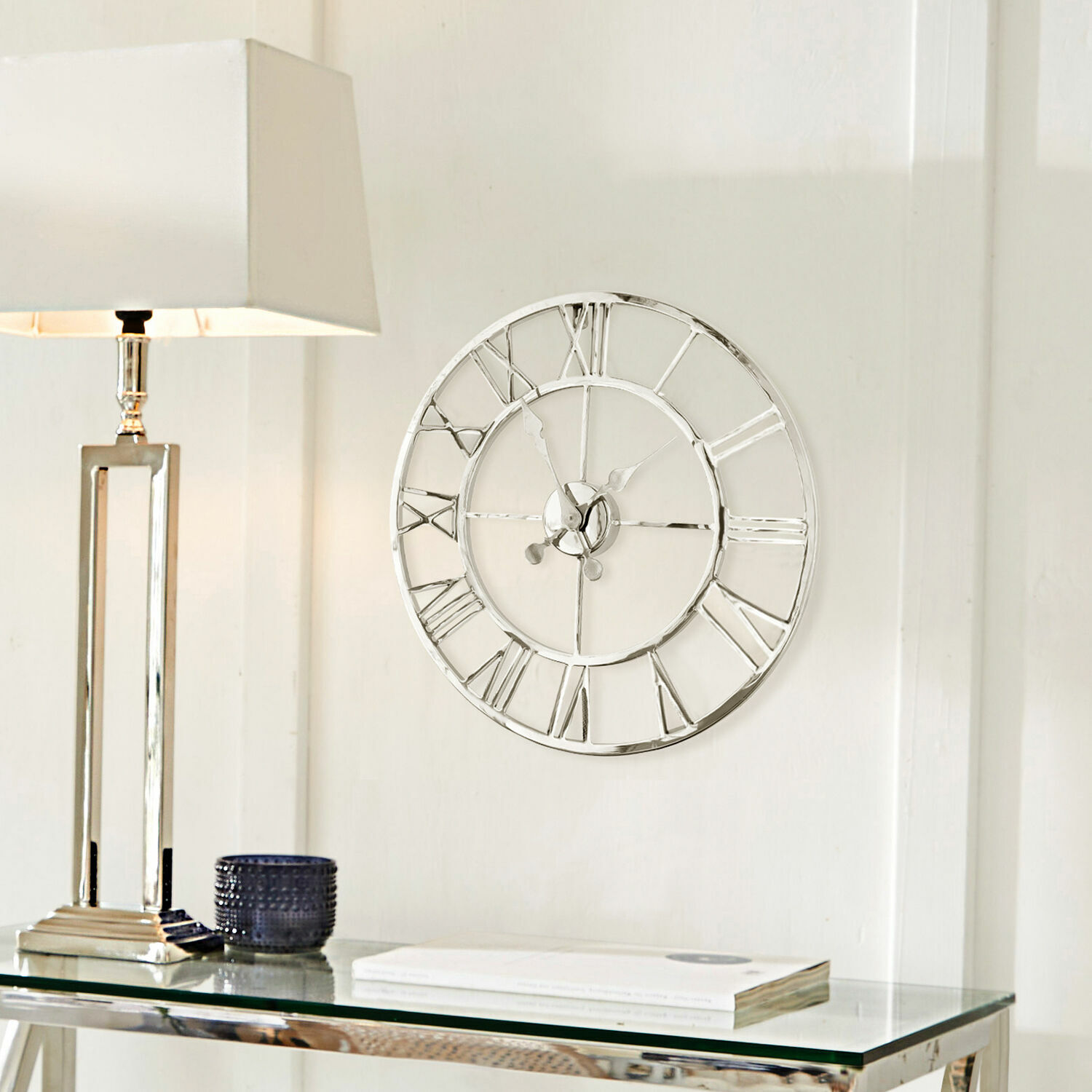 Uhr Houston Runde Wanduhr aus Metall mit römischen Ziffern in Silber, modernes Design für Wohnzimmer