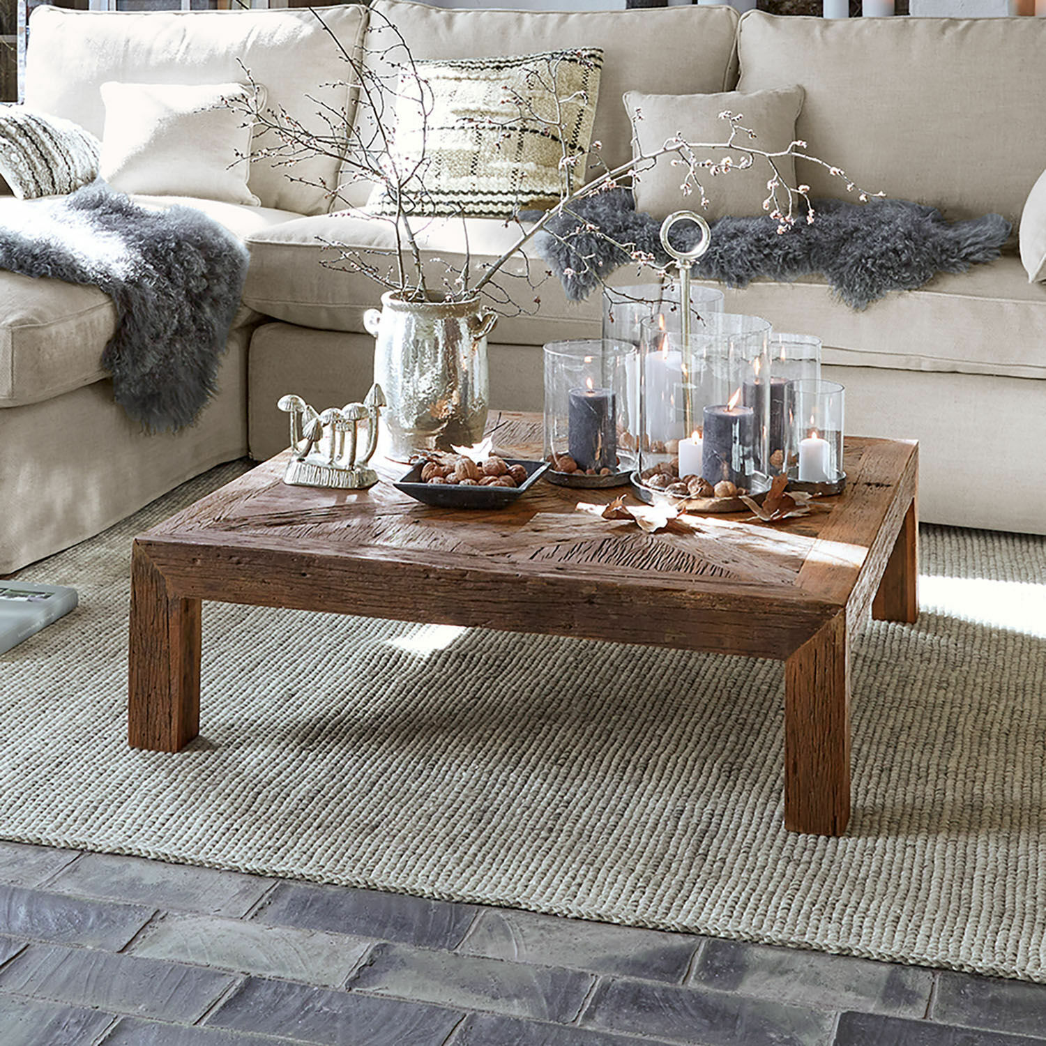 Couchtisch Vivacetto Quadratischer Couchtisch aus Holz mit dekorativen Kerzen und Naturakzenten auf beigem Teppich