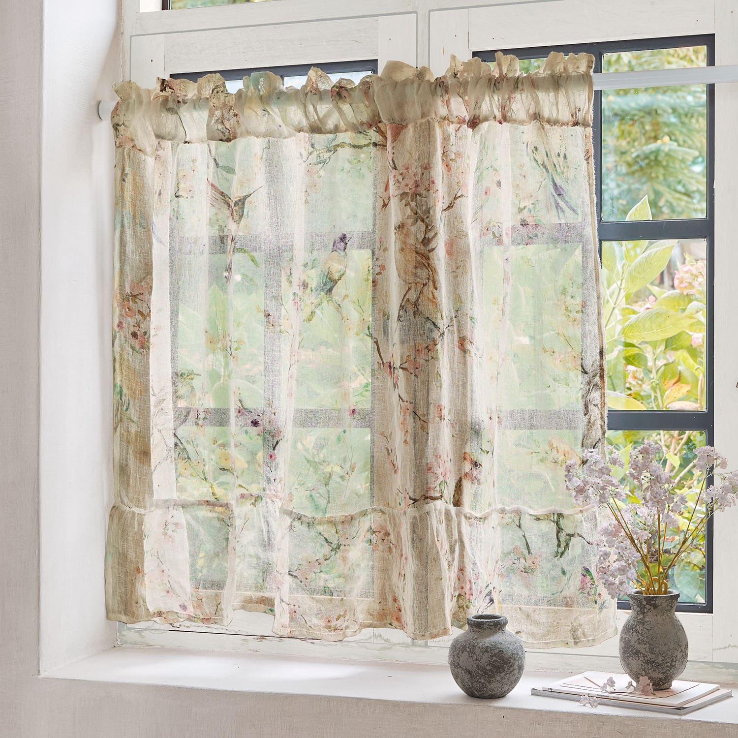Transparenter Vorhang aus leichtem beigem Stoff mit floralem Muster und Vogelmotiven am Fenster
