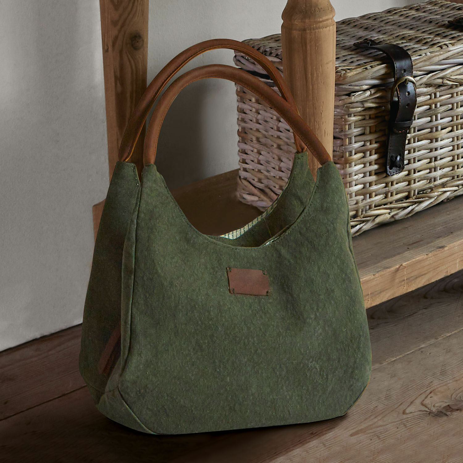 Tasche Lucie Grüne Filztasche mit braunen Ledergriffen auf Holztisch, praktische Einkaufstasche