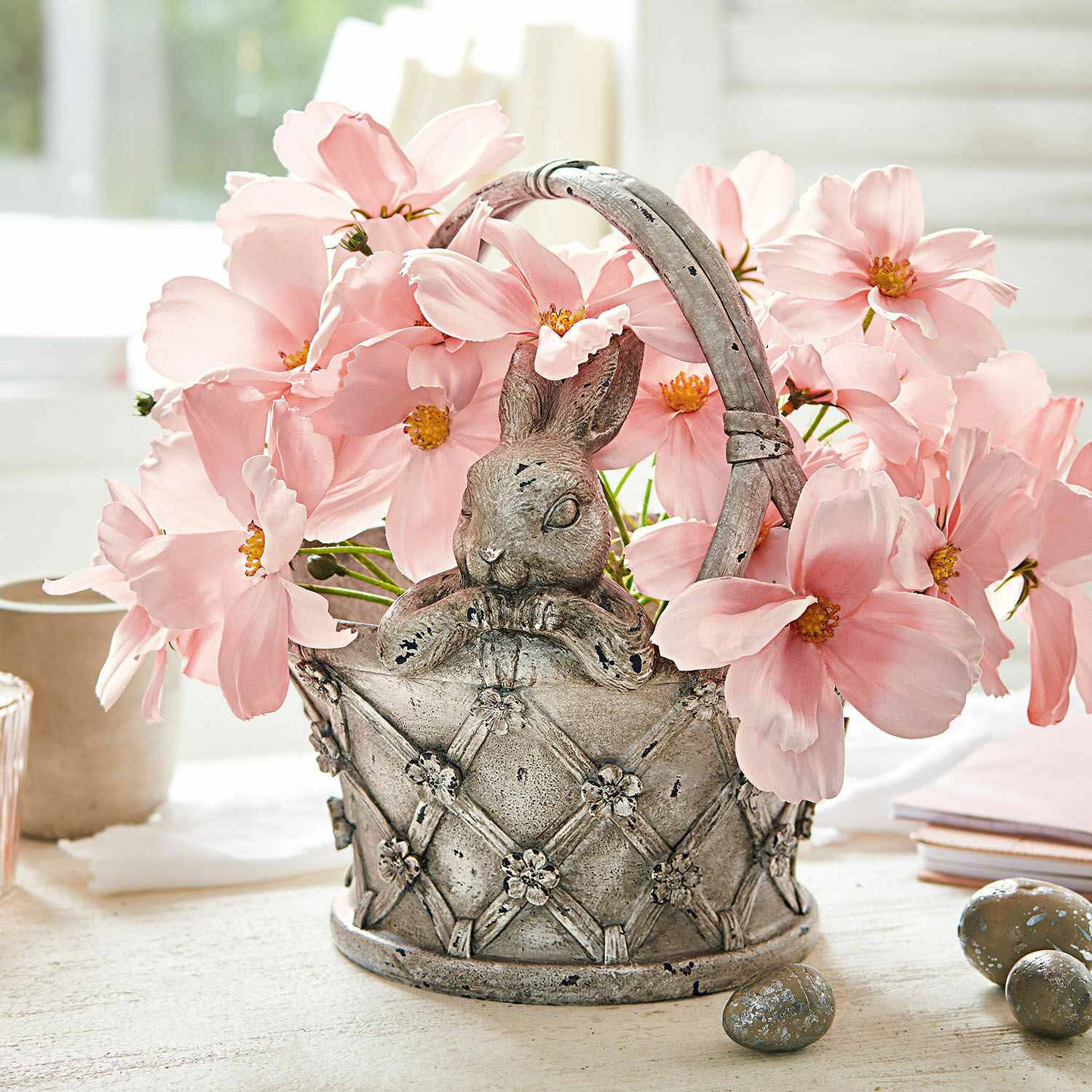 Übertopf Virginie Dekorativer Korb aus grauem Harz mit Hasenmotiv und rosa Blumen für Frühlingsdeko