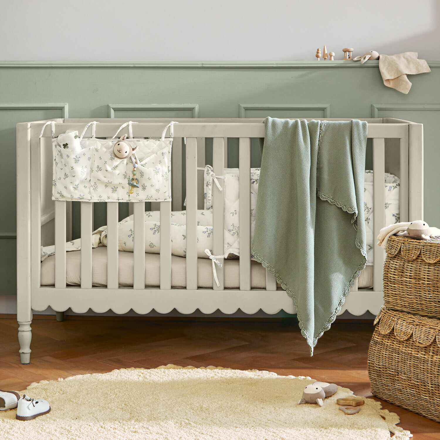 Babybett Leily Beige Kinderbett aus Holz mit grünem Decken und floral gemusterter Bettwäsche in gemütlichem Kinderzimmer