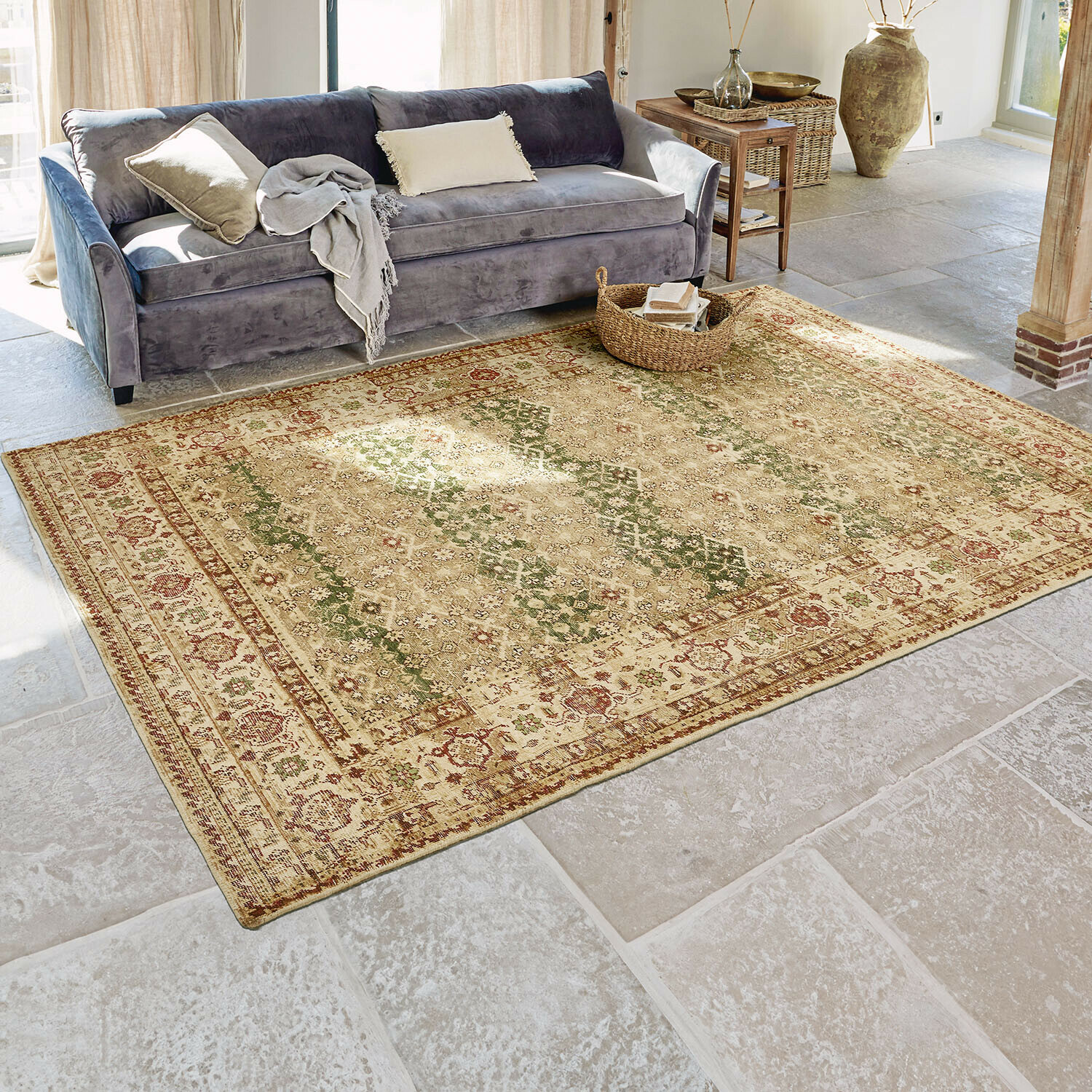 Vintage Teppich in Beige-Rot auf Steinboden im Wohnzimmer mit grauem Sofa und Holztisch