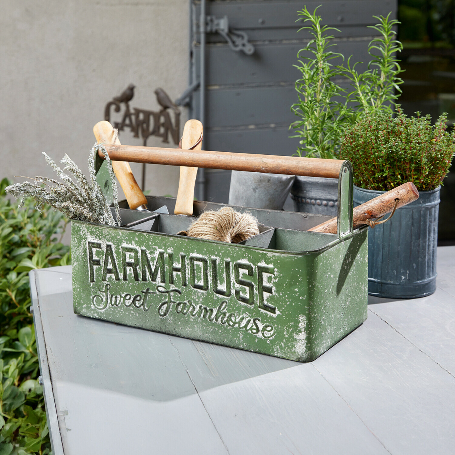 Korb Farmhouse Grüne Metall-Gartentoolbox mit Holzgriff und Schriftzug Farmhouse im Vintage-Stil