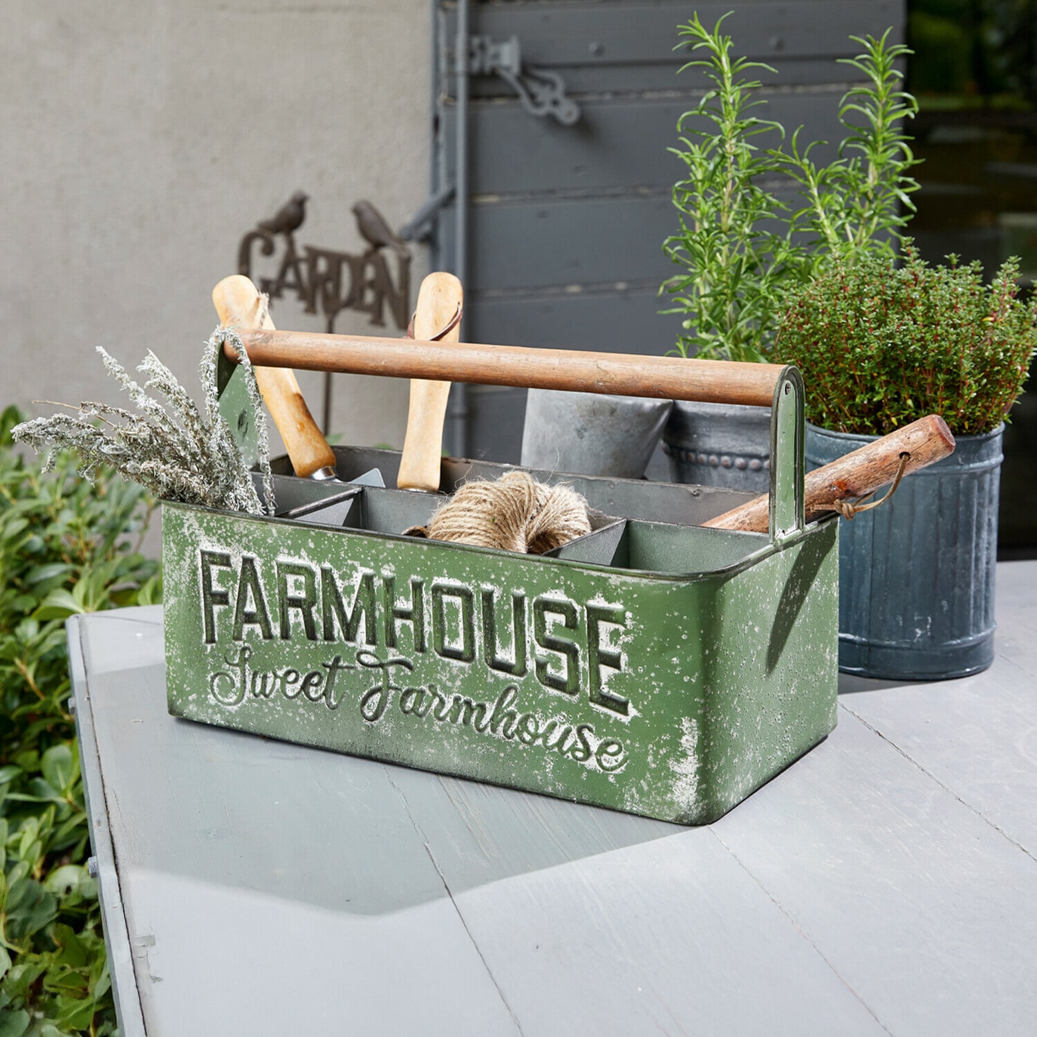 Korb Farmhouse Grüne Metall-Gartentoolbox mit Holzgriff und Schriftzug Farmhouse im Vintage-Stil