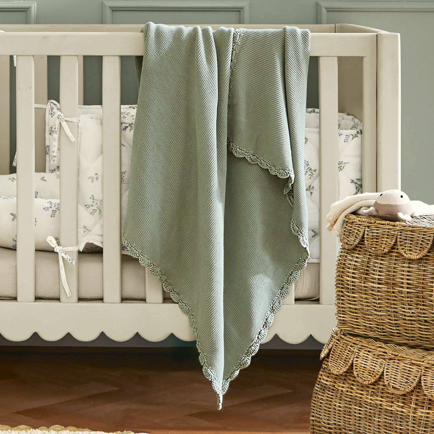 Plaid Nymariel Weiche grüne Baumwolldecke mit Spitzenrand am Babybett, Kinderzimmerdekoration
