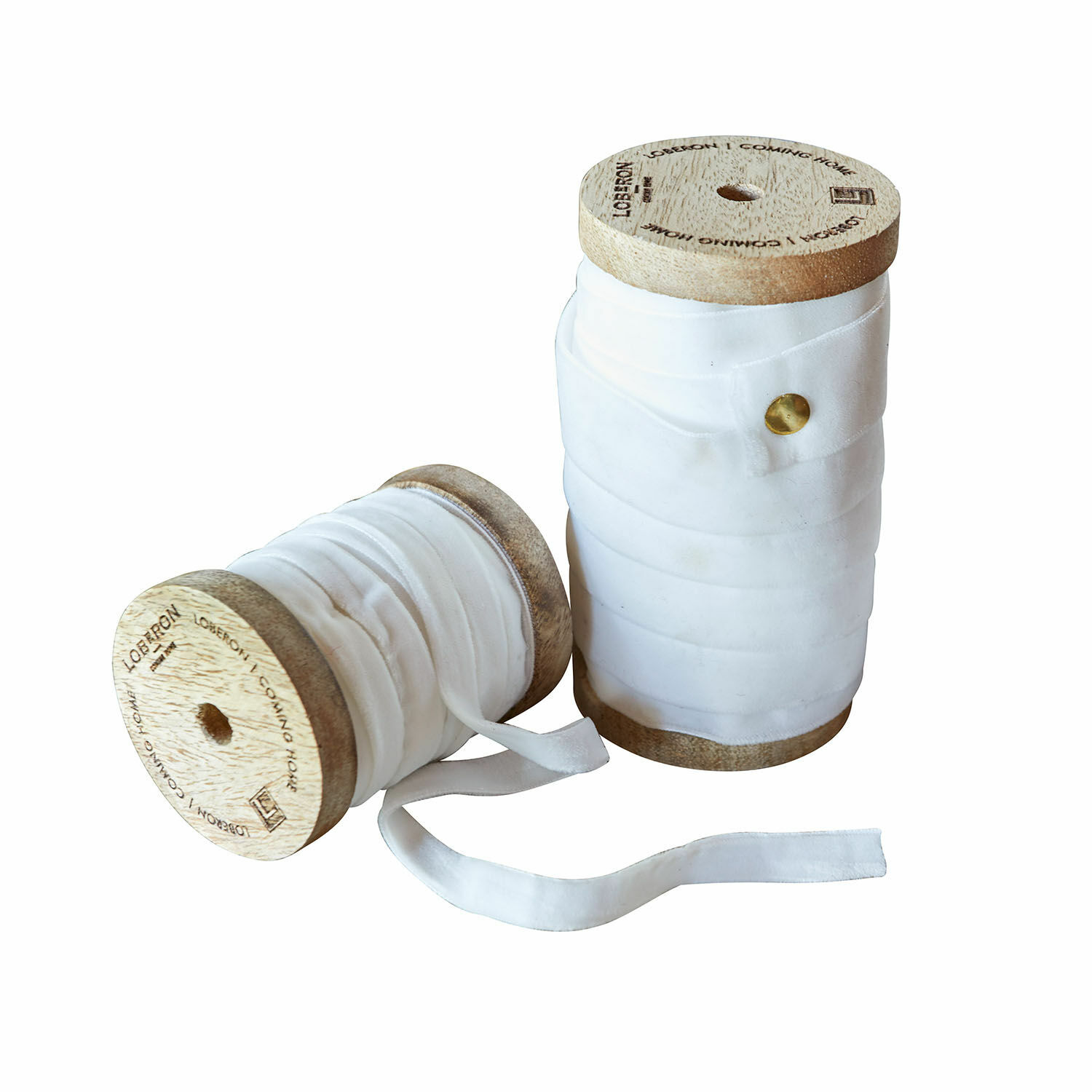 Cremefarbene Samtbänder auf Holzspulen für Dekoration und Bastelarbeiten