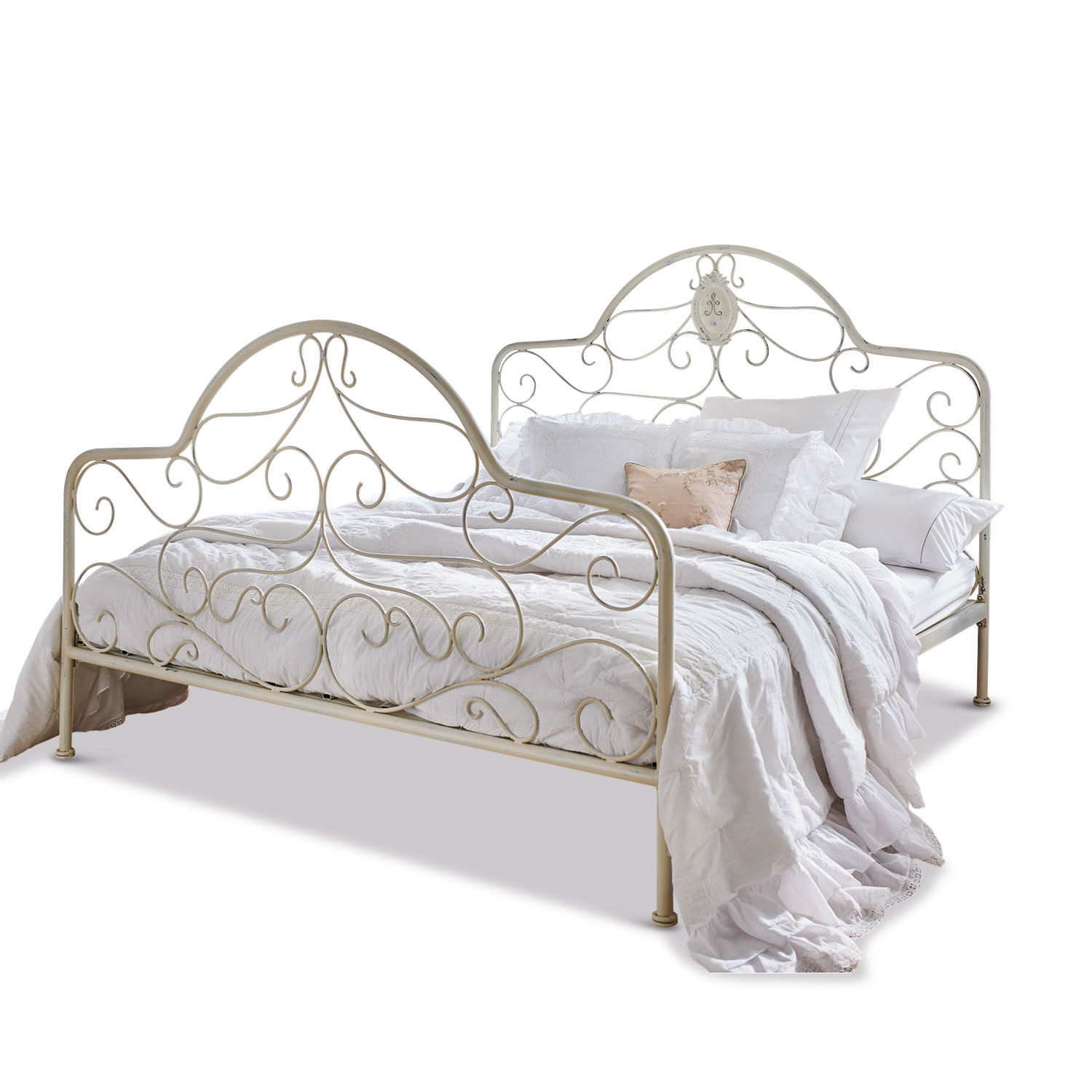 Bett Moissac Vintage Metallbett in Creme mit weißer Bettwäsche und dekorativen Kissen für elegantes Schlafzimmer