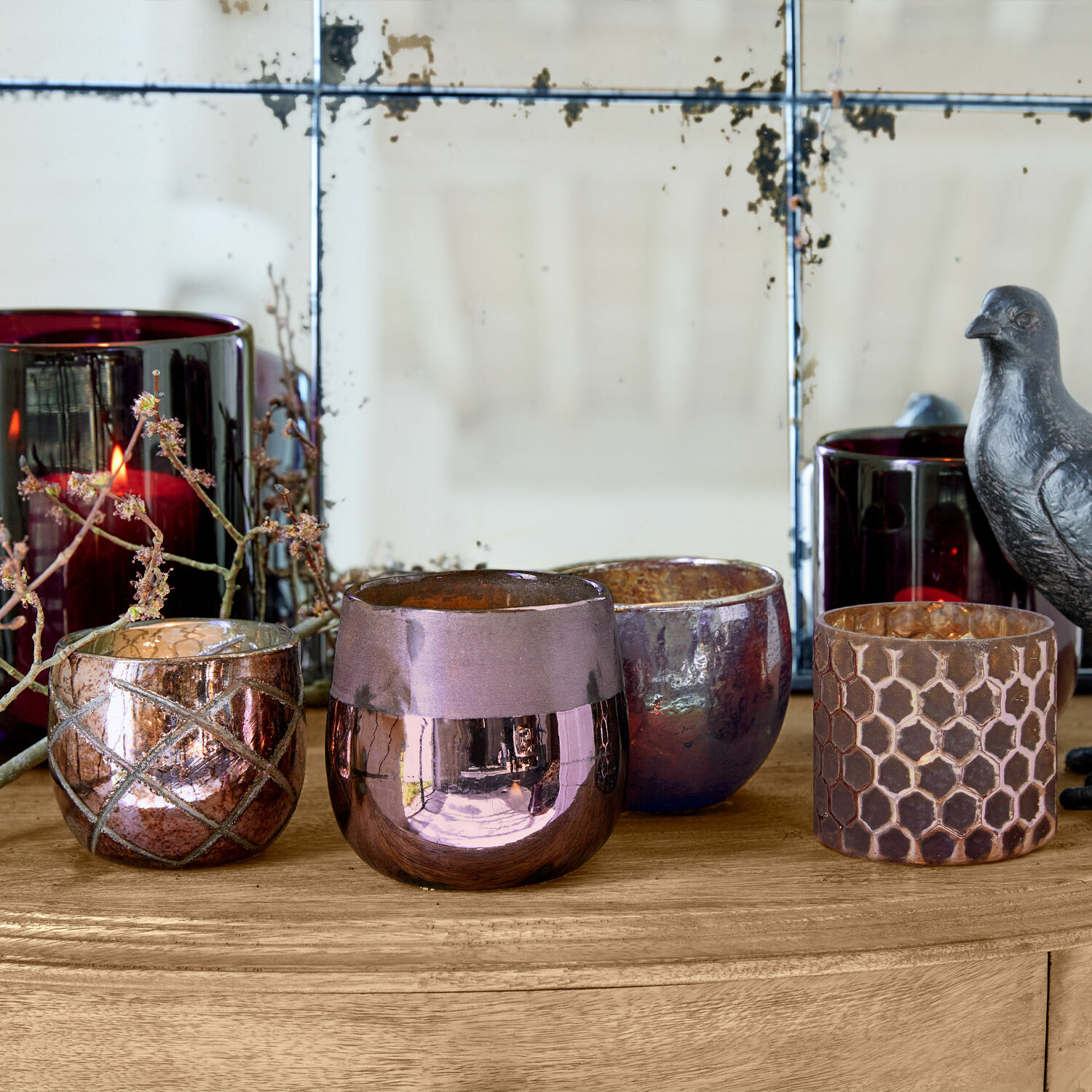 Windlicht 4er Set Marine Set aus vier kupferfarbenen dekorativen Teelichthaltern auf Holz mit Spiegel im Hintergrund