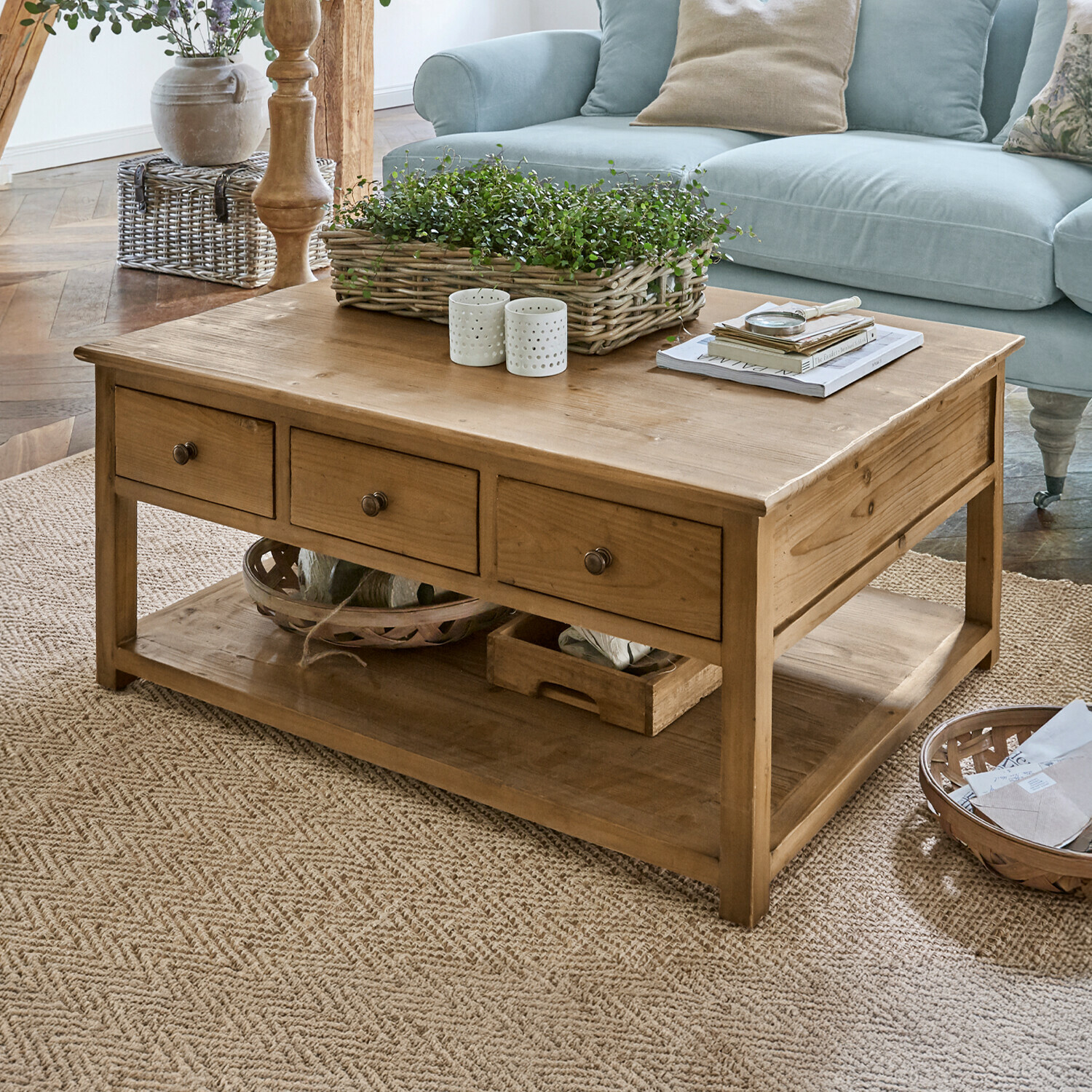 Couchtisch Etienne Holz-Couchtisch in Natur mit drei Schubladen und Ablageboden, rustikaler Stil fürs Wohnzimmer