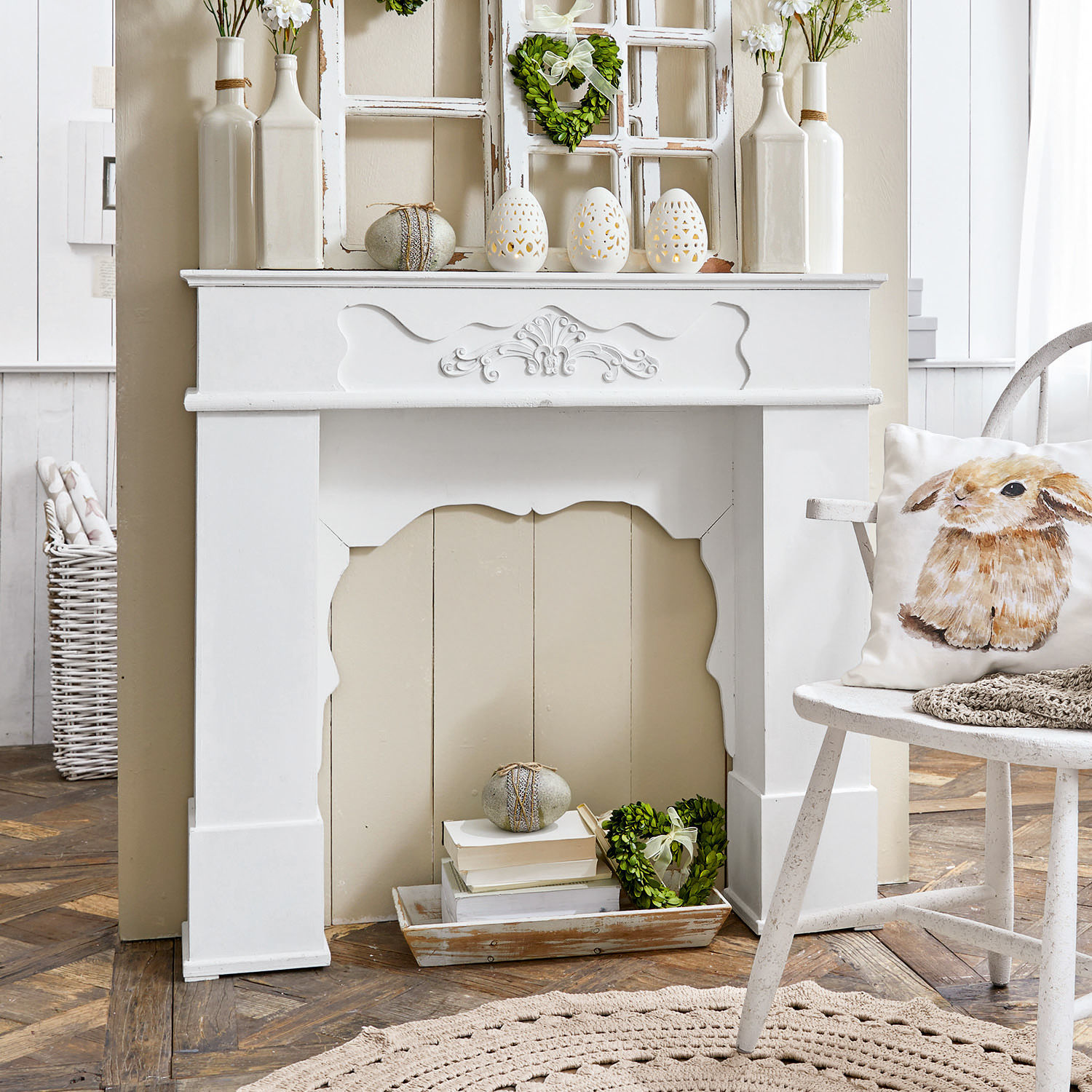 Weißer dekorativer Kaminumrandung mit Keramikornamenten und Hasenmotiv-Kissen in rustikalem Raum