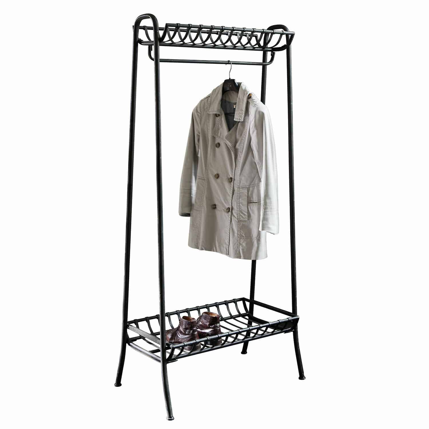 Garderobe Downey Schwarzer Metall-Garderobenständer mit Schuhablage und beigem Mantel, praktisches Möbelstück für den Flur