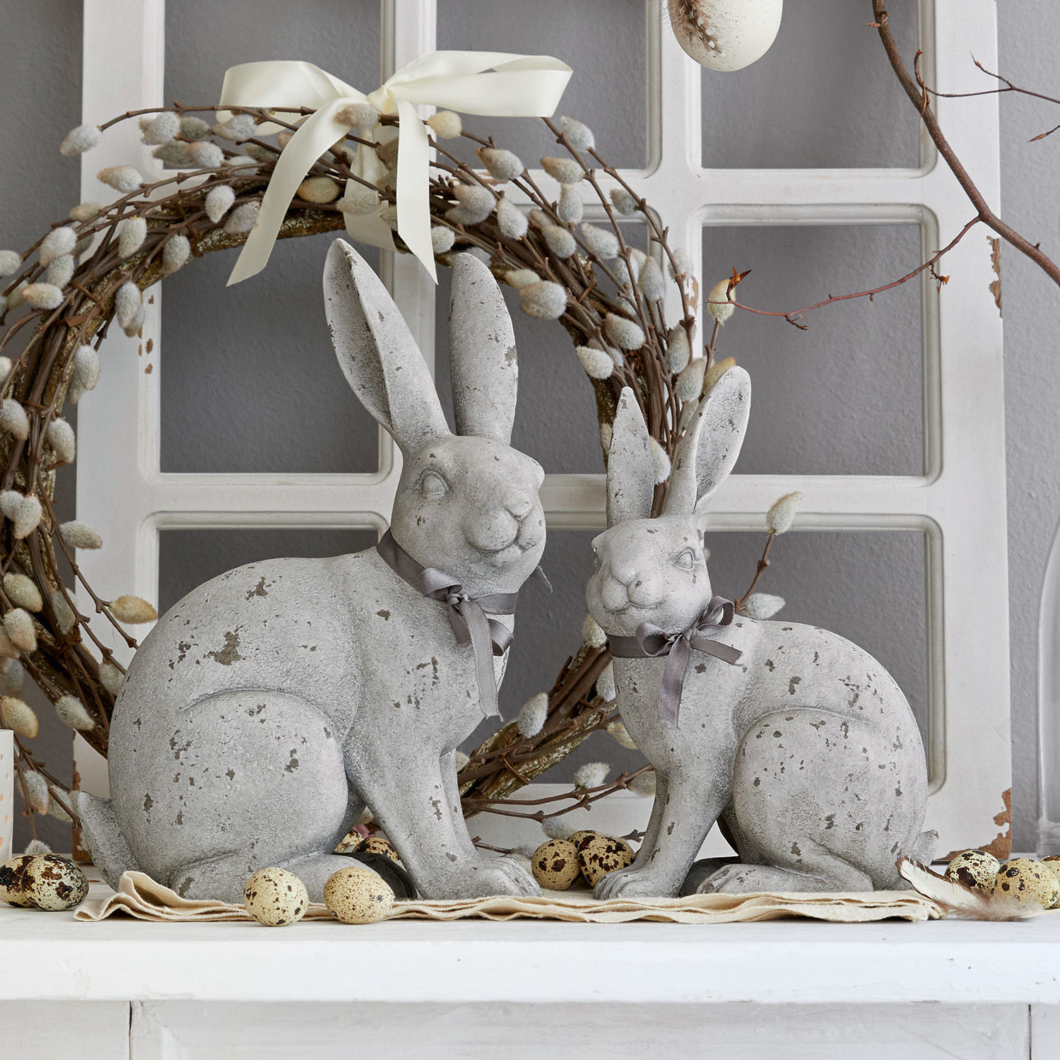 Hase 2er Set Jaienne Graue Hasenfiguren aus steinähnlichem Material als frühlingshafte Wohnraumdekoration