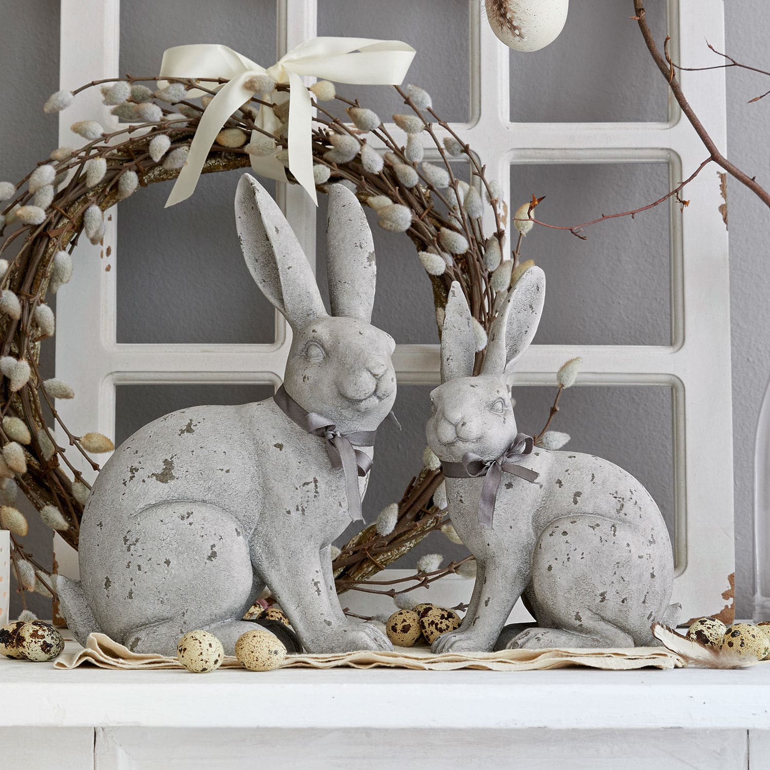 Hase 2er Set Jaienne Graue Hasenfiguren aus steinähnlichem Material als frühlingshafte Wohnraumdekoration