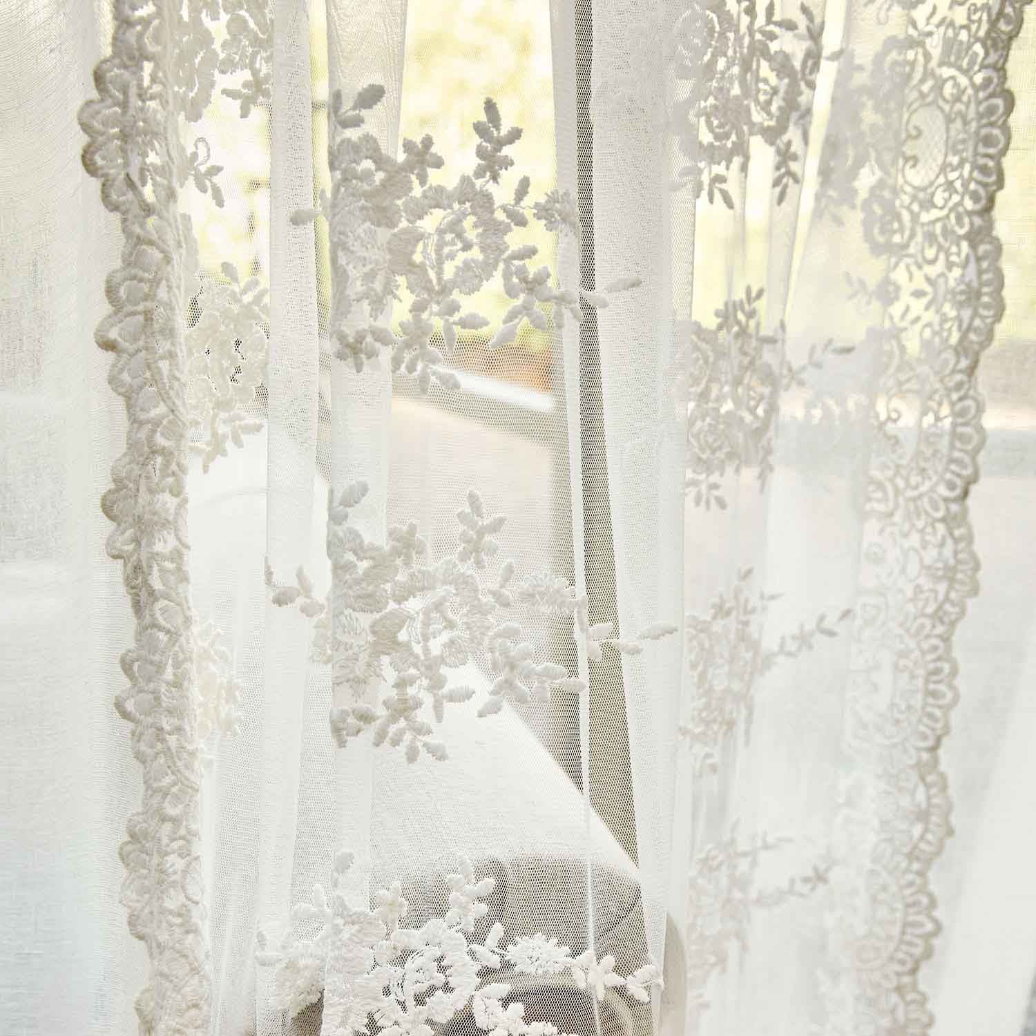 Feiner weißer Gardinenvorhang mit besticktem Blumenmuster, leicht und transparent für Fensterdekoration