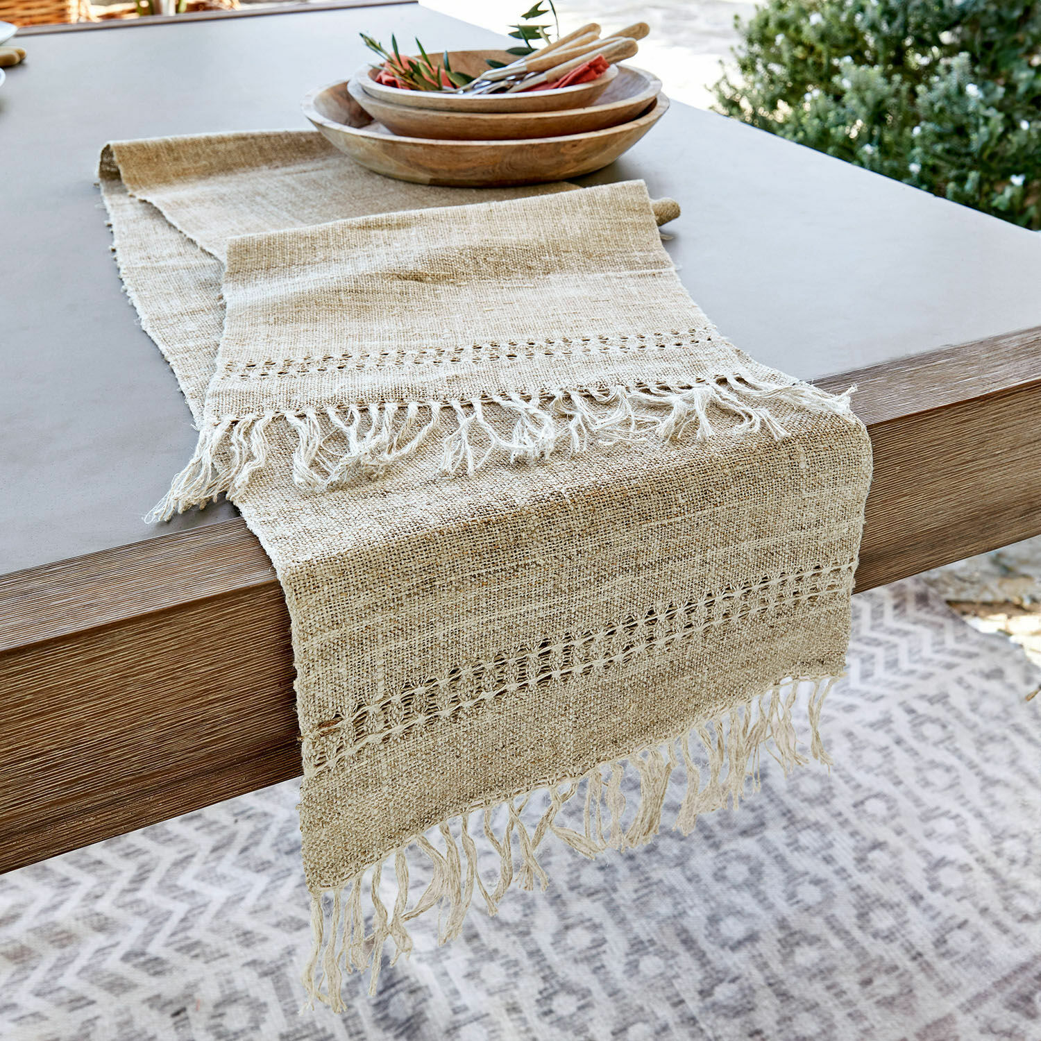 Tischläufer Palmerston Beiger Leinen-Tischläufer mit Fransen auf Holztisch, dekoratives Esszimmer-Accessoire