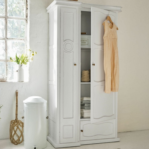 Weiße Holzschrank mit dekorativen Türen und Schublade, Vintage-Stil zur Aufbewahrung von Kleidung