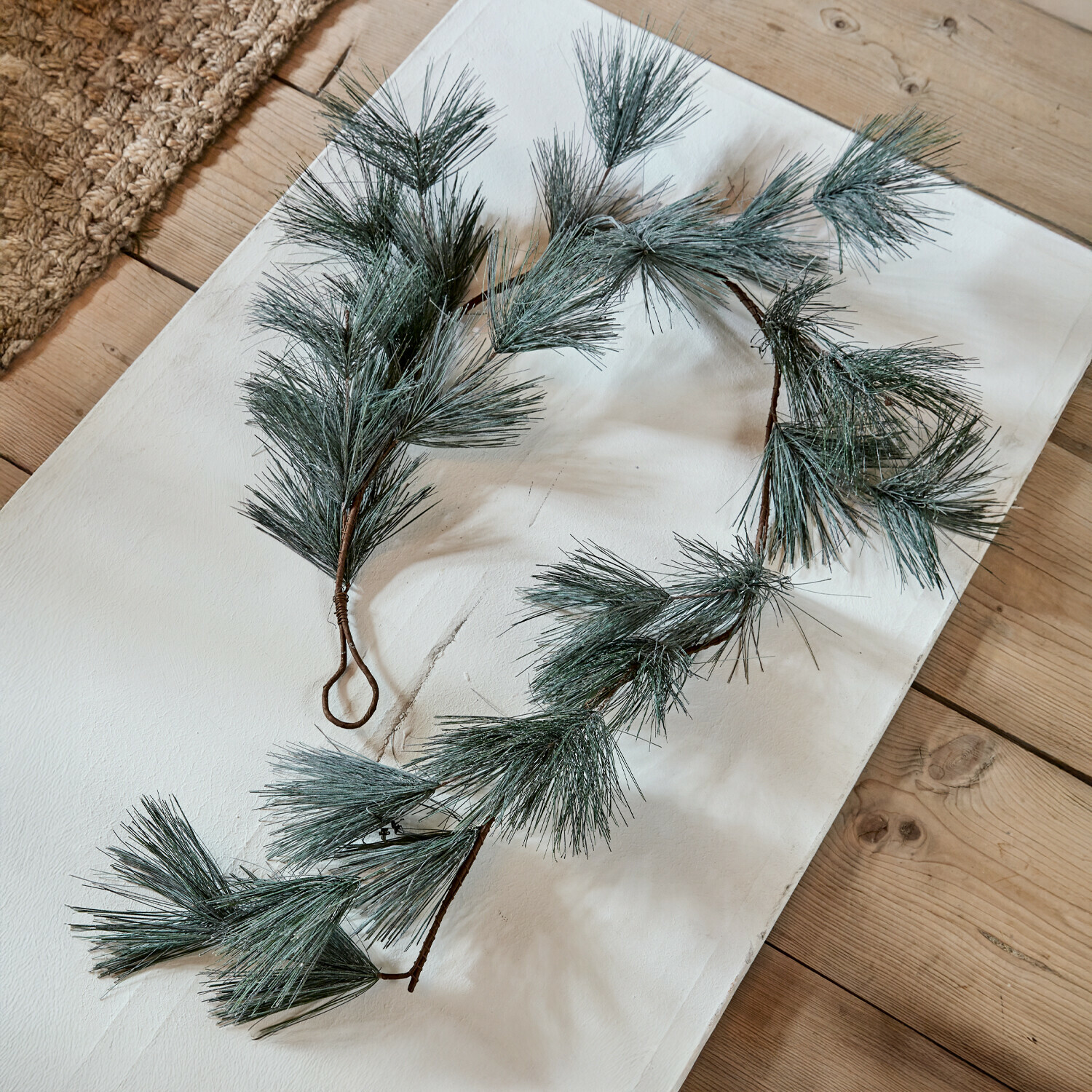 Girlande Gales Künstliche grüne Kiefern-Girlande auf Holzhintergrund, natürliche Weihnachtsdekoration