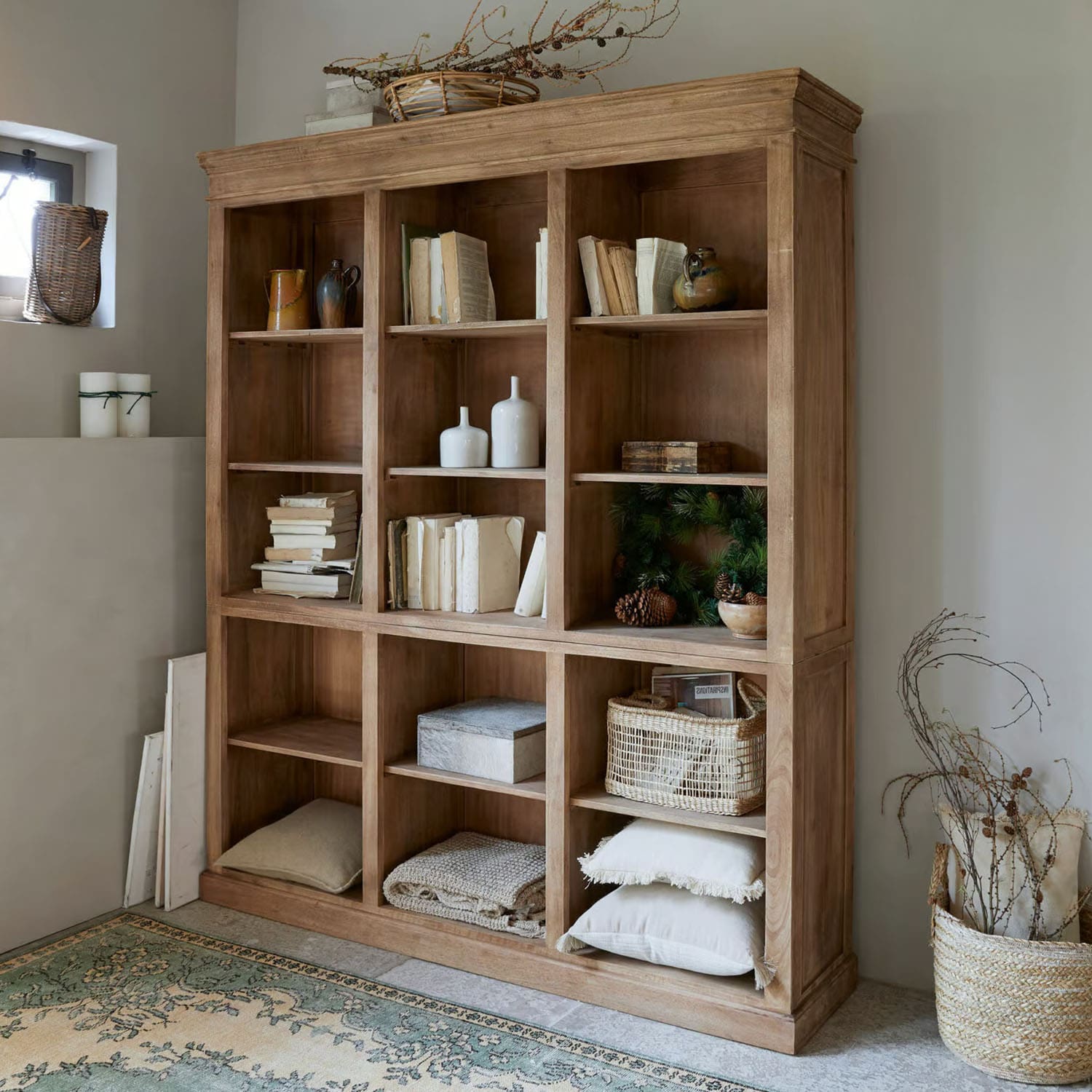 Massives Bücherregal aus Naturholz mit Büchern und Dekorationen im rustikalen Stil