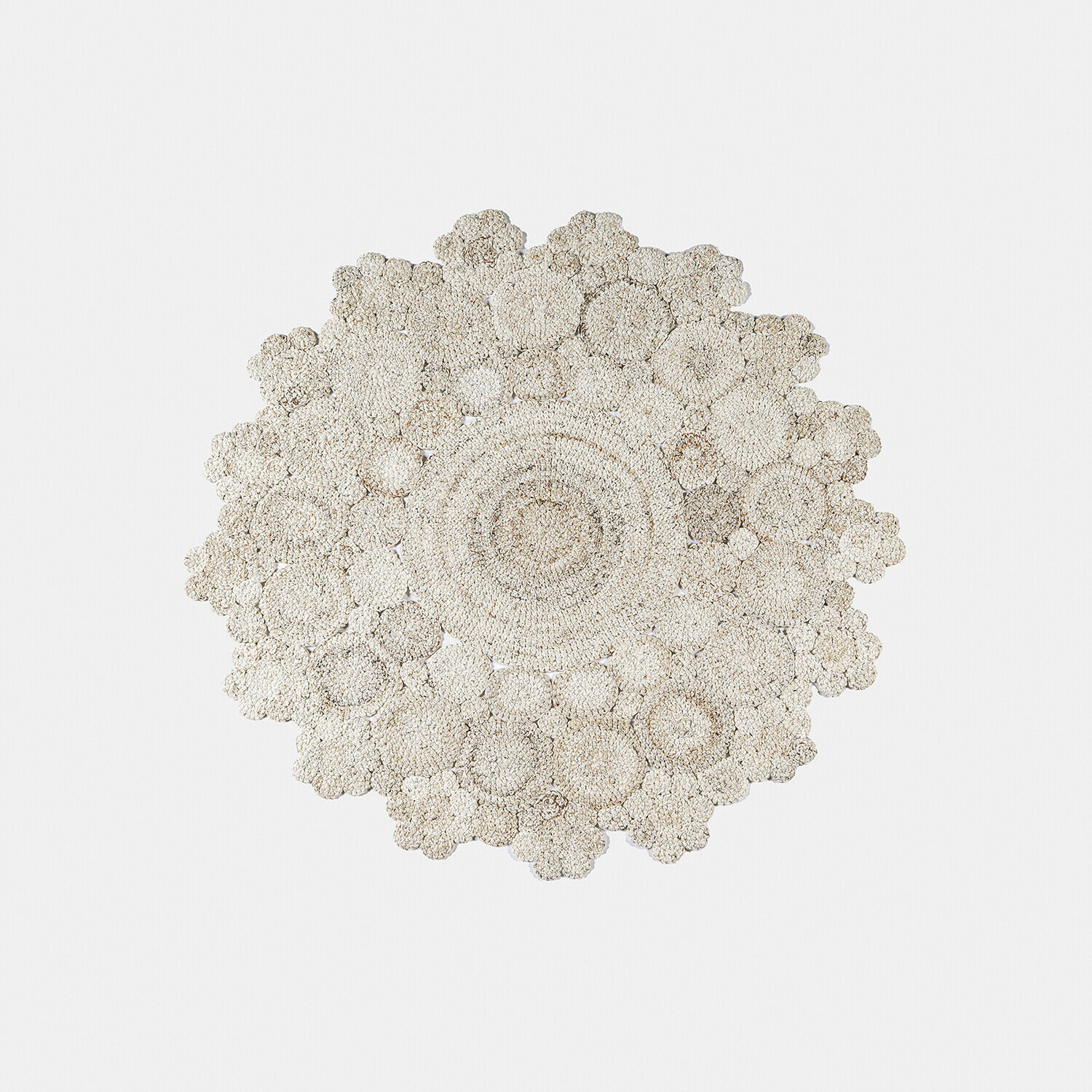 Runder Teppich aus Naturmaterial in hellem Beige mit floralem Muster, stilvolle Wohnraumdekoration