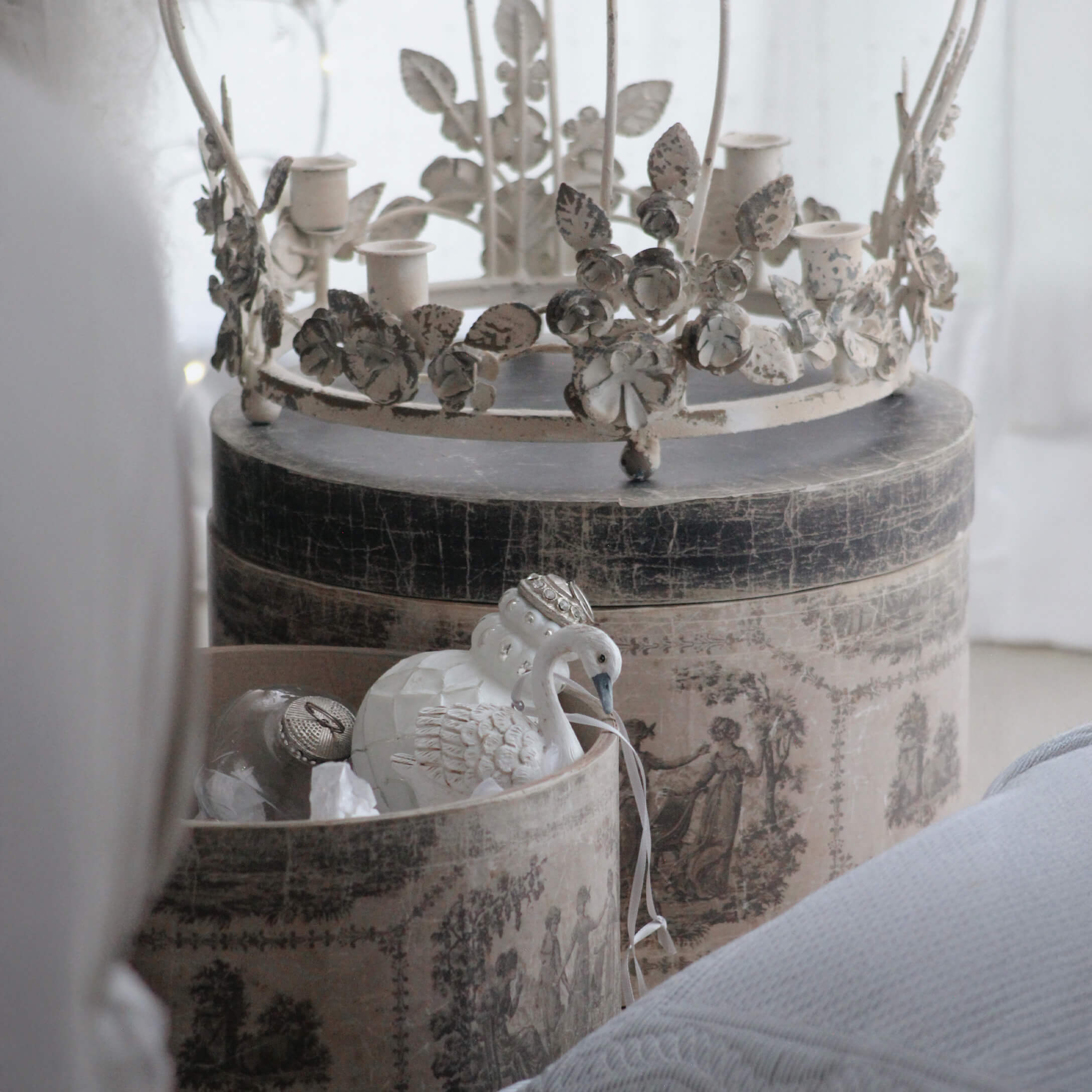 Vintage Dekorationsboxen mit cremeweißer Metallkerzenkrone und floralen Verzierungen