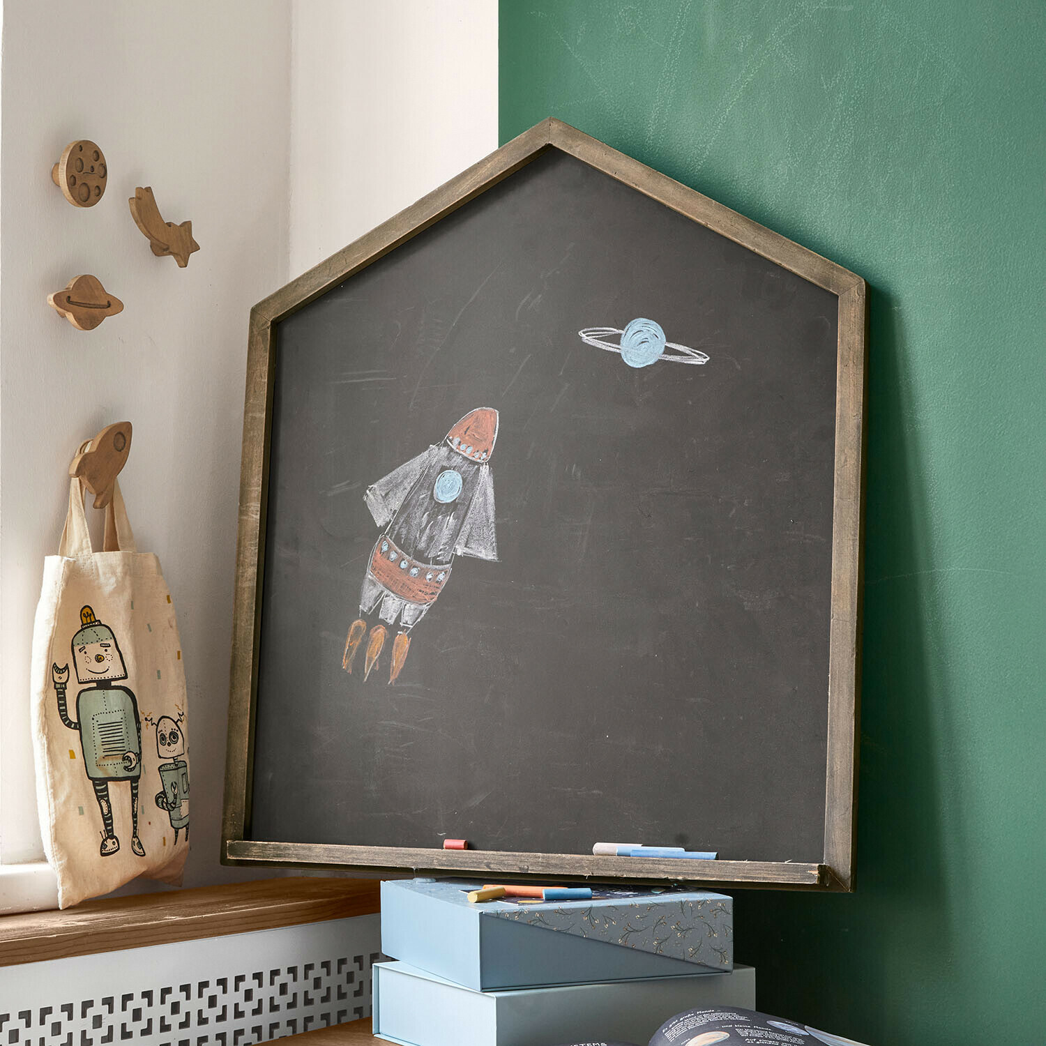 Tafel Oaklynne Hausförmige Kreidetafel mit Holzrahmen und Raketen- sowie Planetenzeichnung im Kinderzimmer