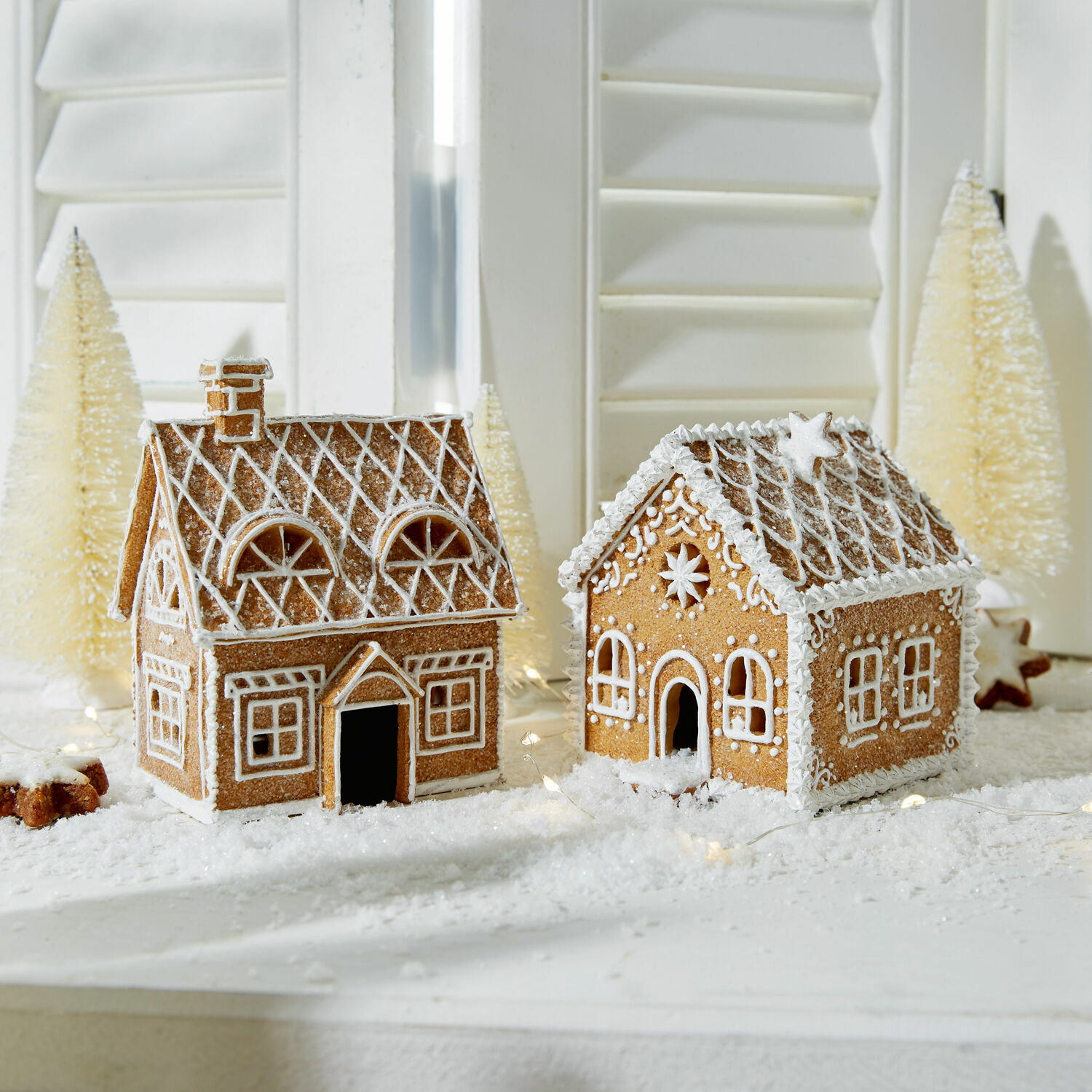 Deko-Haus 2er Set Tarreau Zwei Lebkuchenhäuser mit weißer Zuckerglasur auf weihnachtlichem Tisch mit Winterdeko