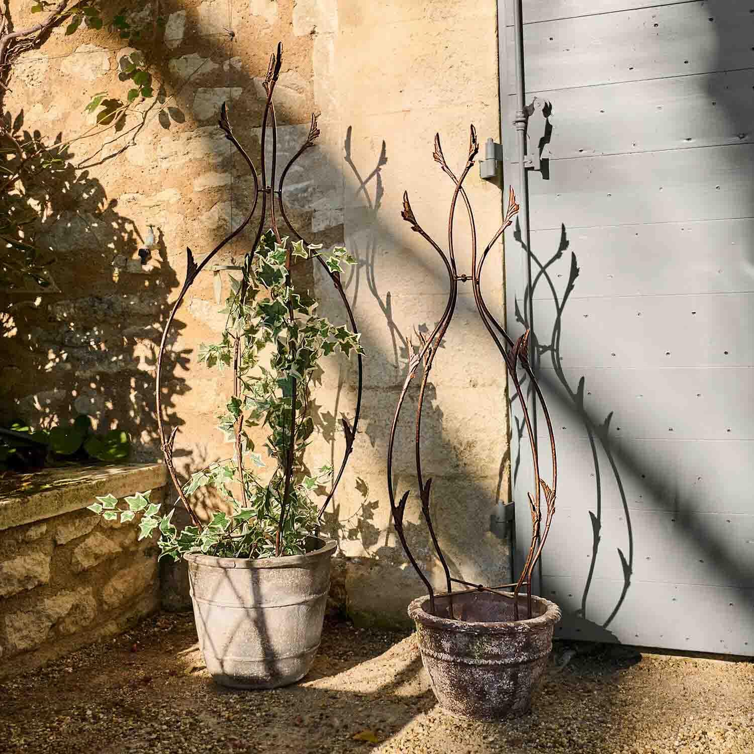 Dekorativer Metall-Pflanzenstütze mit Blattmotiv in Rostfarbe, ideal für Topfpflanzen im Garten